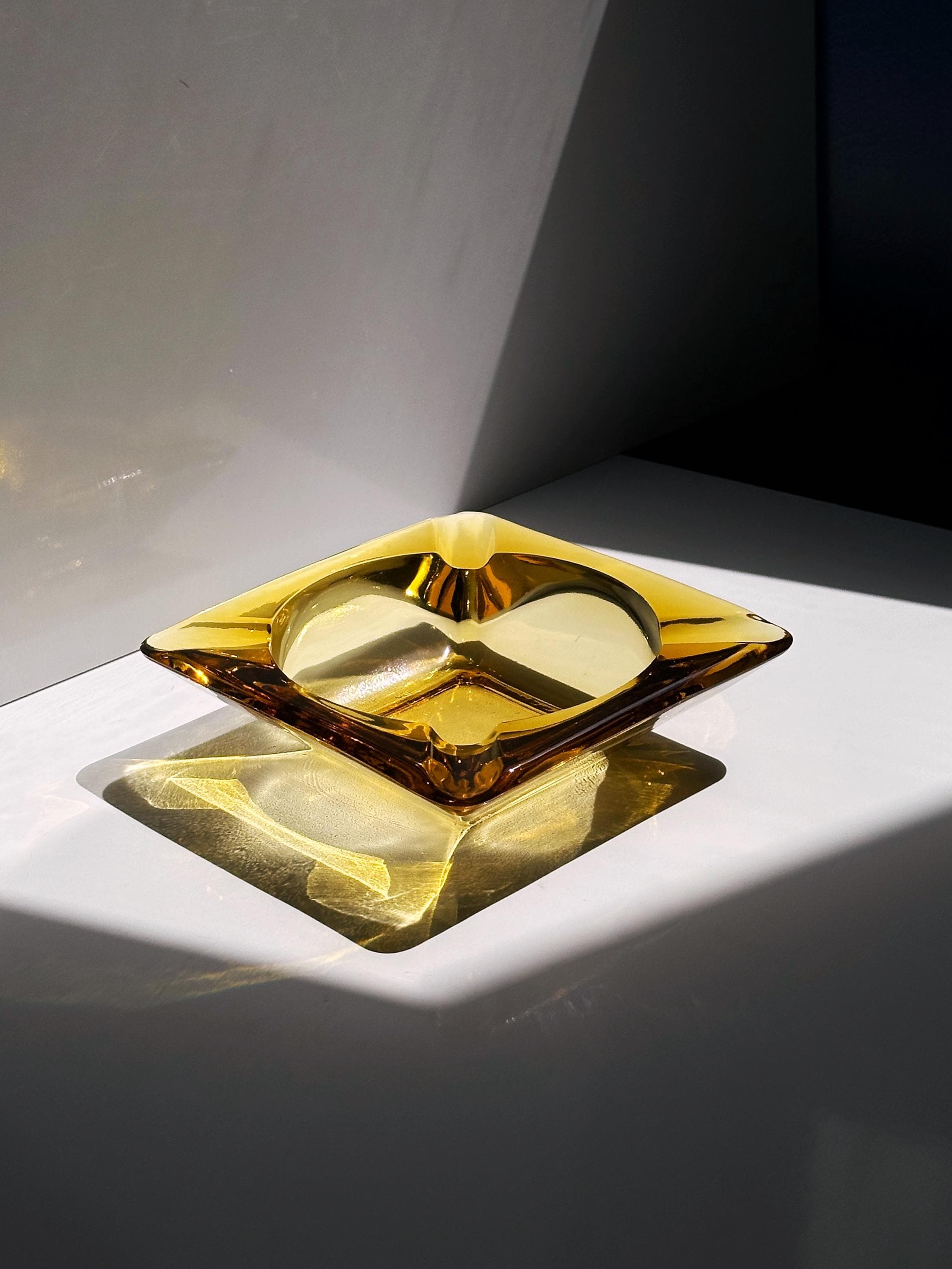 Vintage französischer Glas-Aschenbecher in Bernstein, 1980er