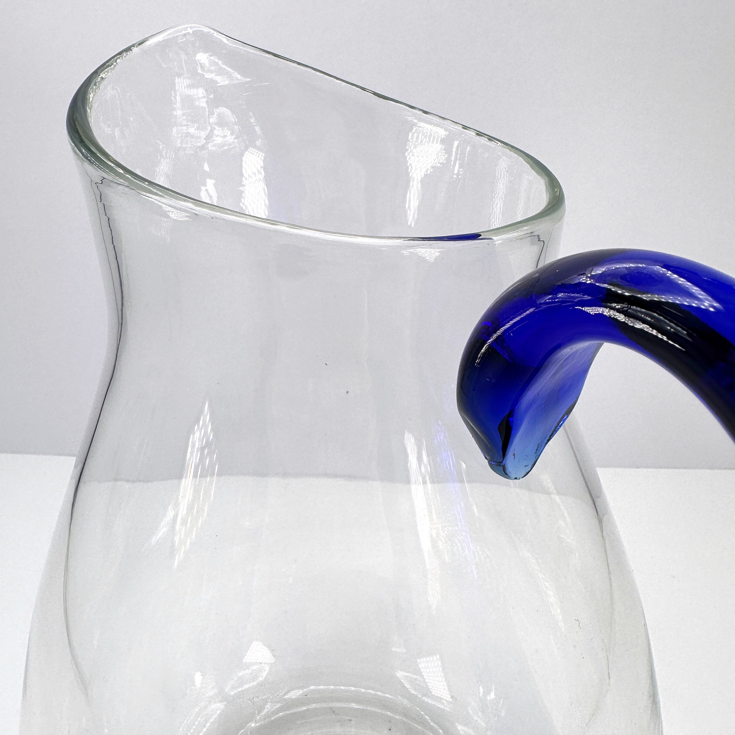 Große Vintage Glas-Karaffe mit kobaltblauem Griff, 1980er