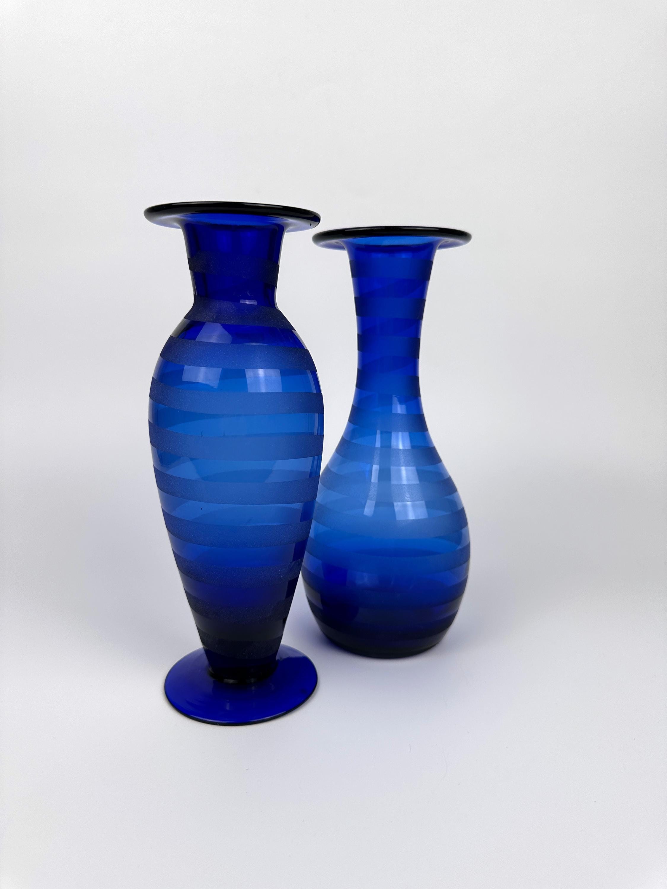 Vintage Glasvasen Paar in Kobaltblau mit satiniertem Swirl
