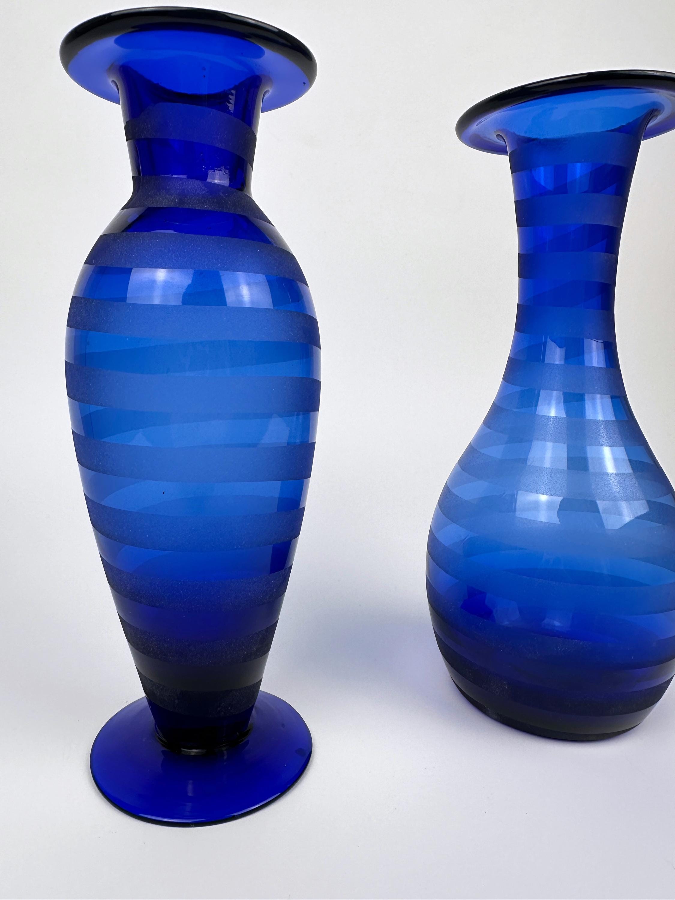 Vintage Glasvasen Paar in Kobaltblau mit satiniertem Swirl