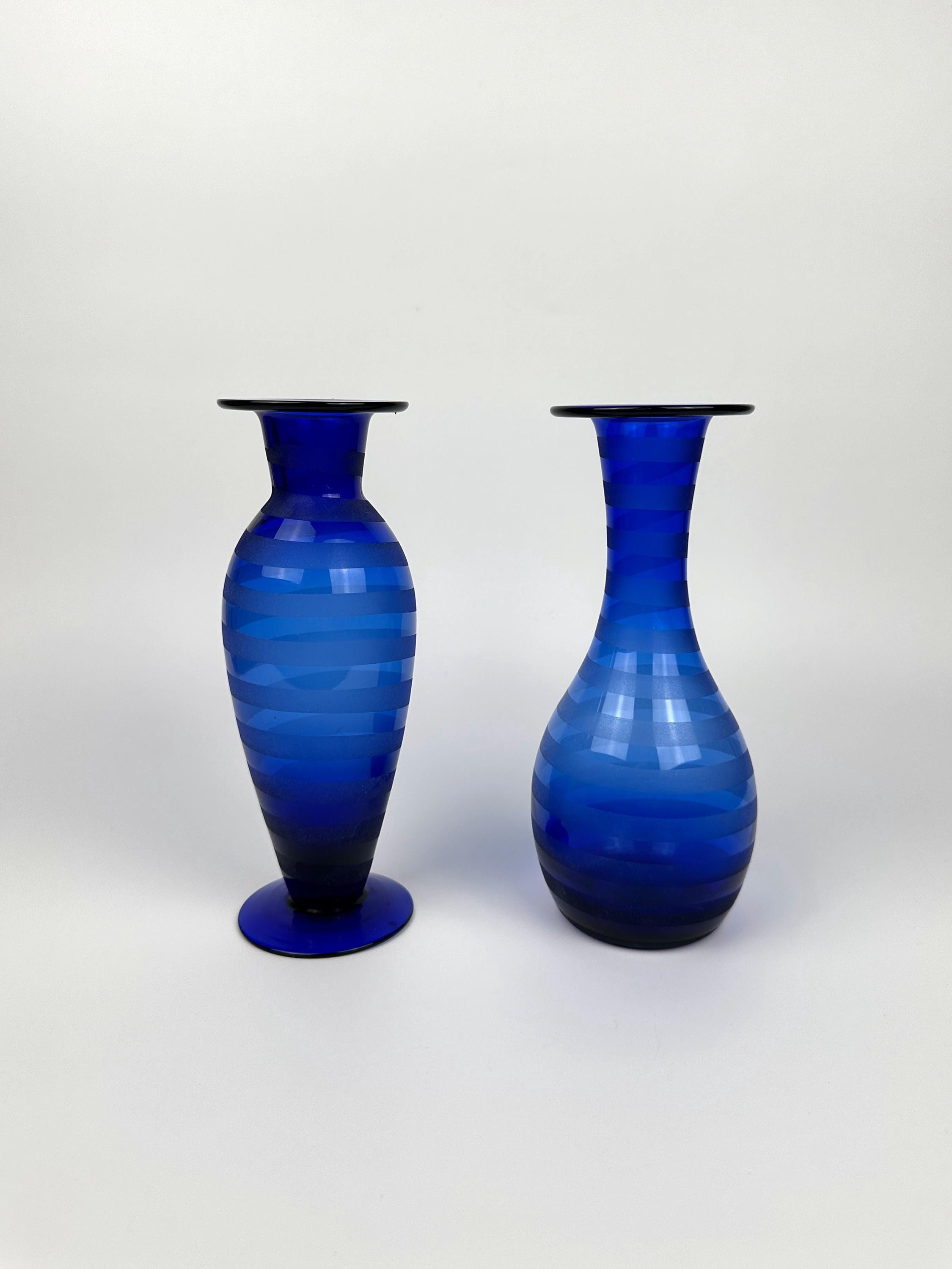 Vintage Glasvasen Paar in Kobaltblau mit satiniertem Swirl