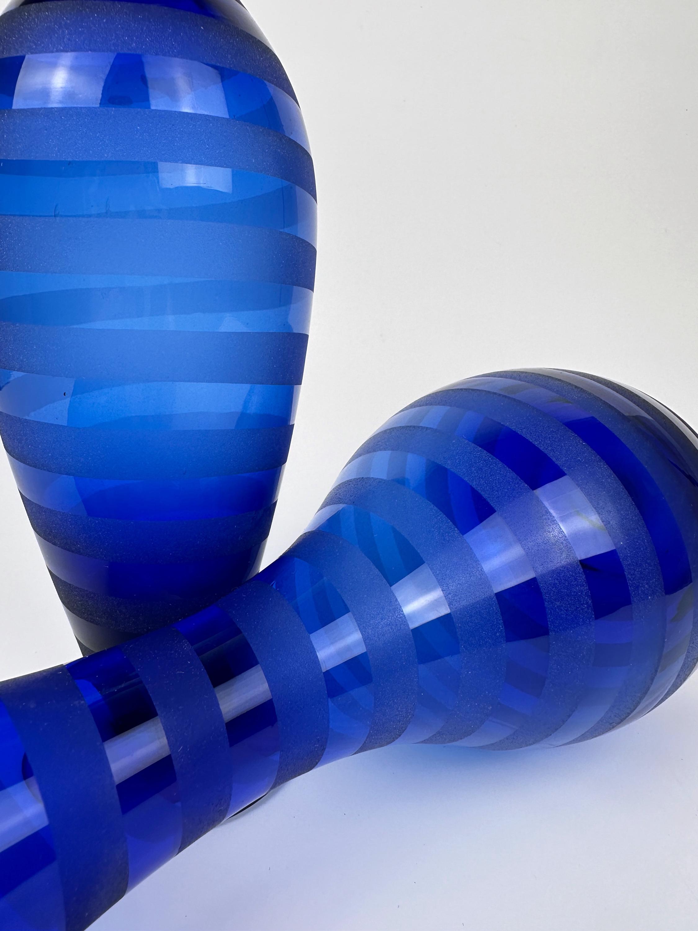 Vintage Glasvasen Paar in Kobaltblau mit satiniertem Swirl