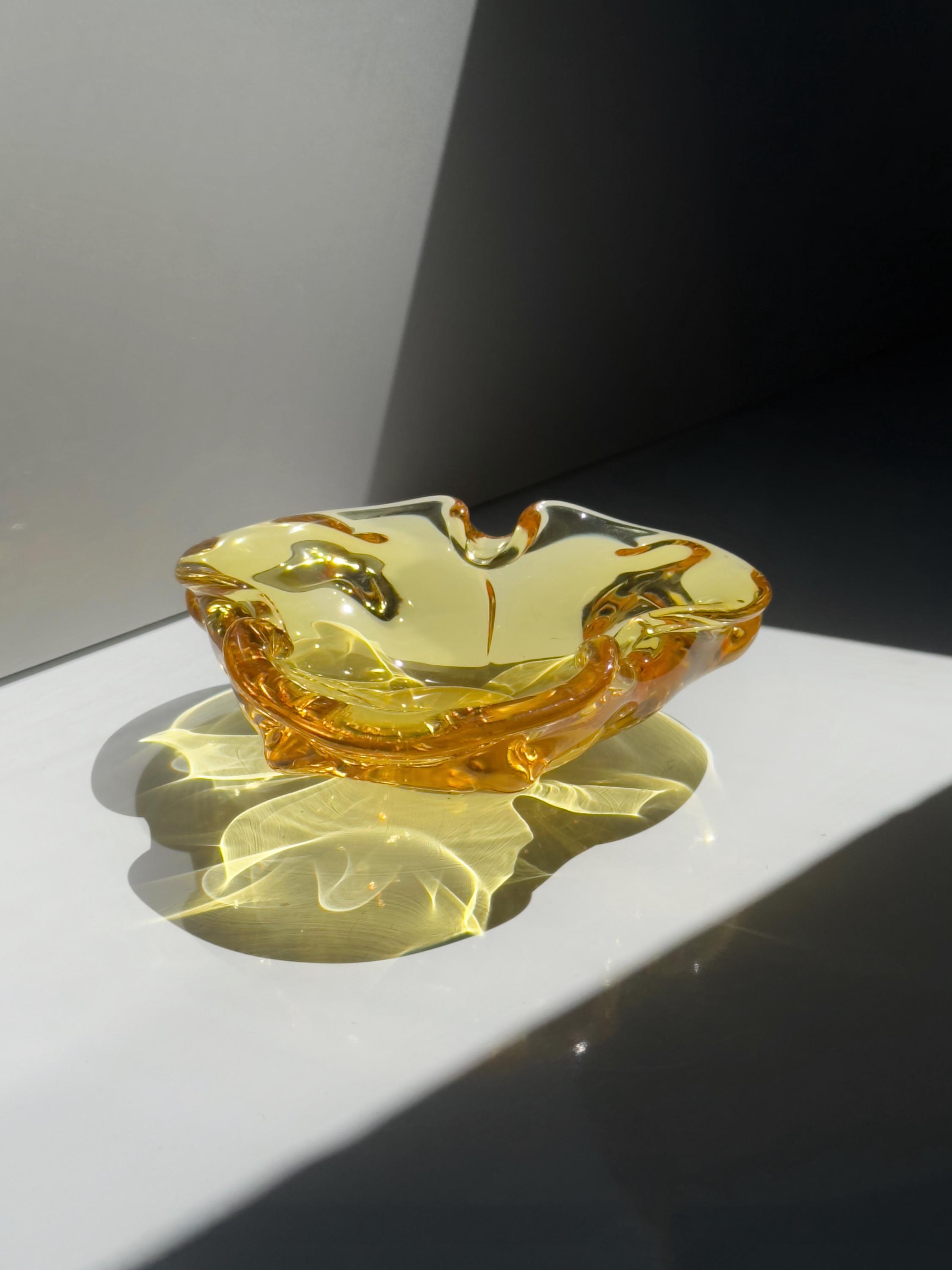 Vintage böhmischer Glas-Aschenbecher in Gelb, 1960er
