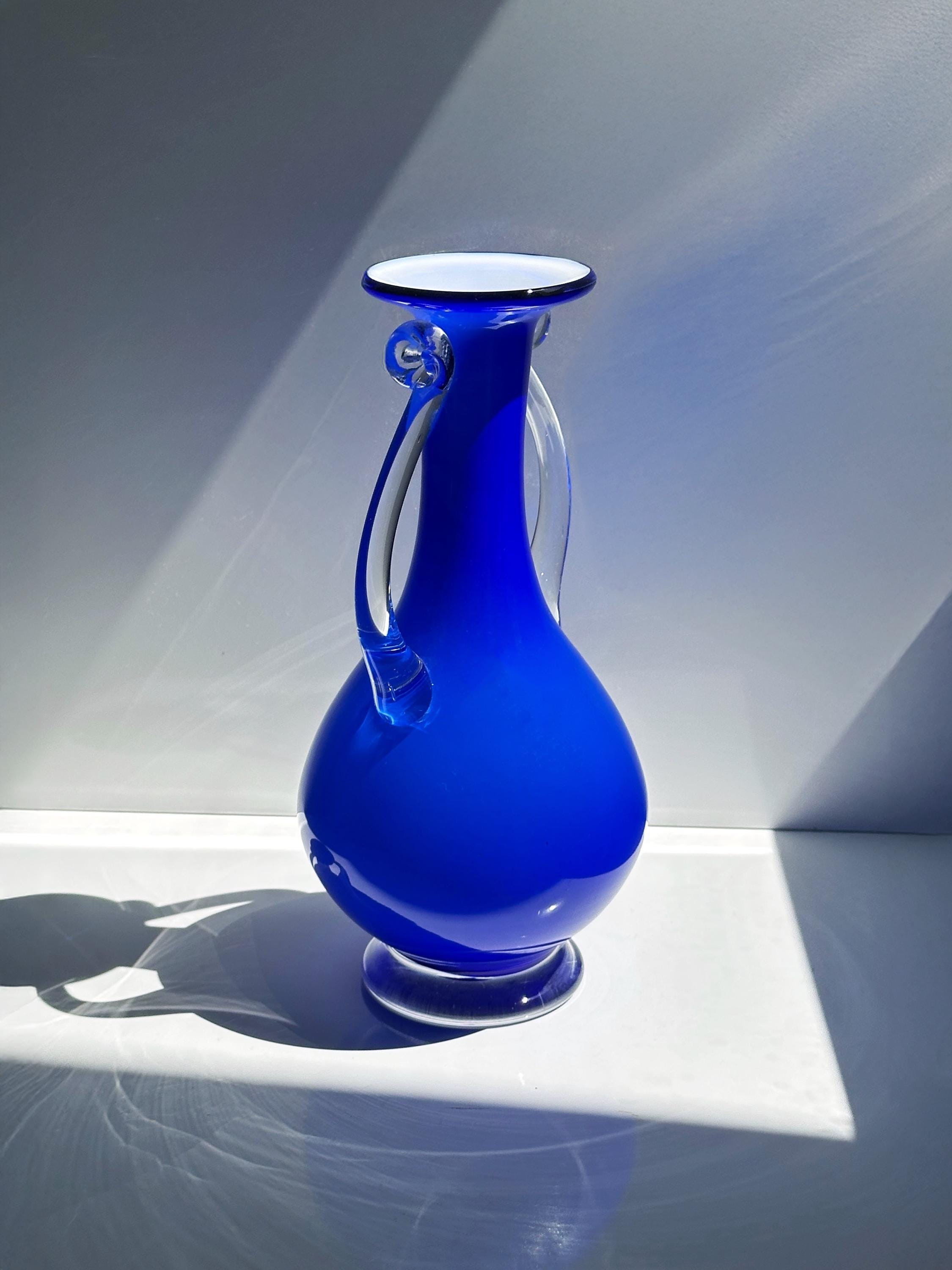 Vintage Henkelvase in Kobaltblau mit weißem Opalglas