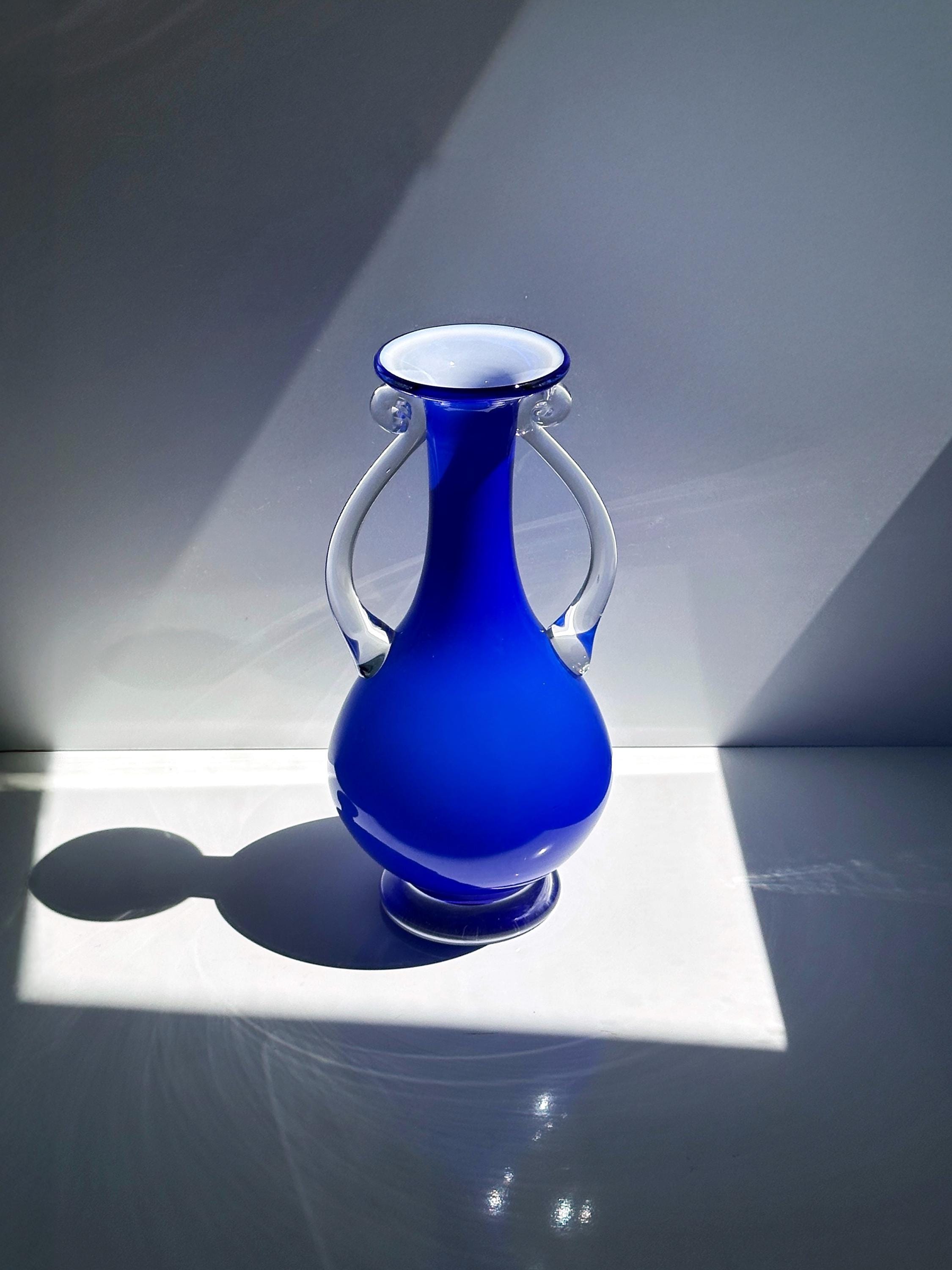Vintage Henkelvase in Kobaltblau mit weißem Opalglas