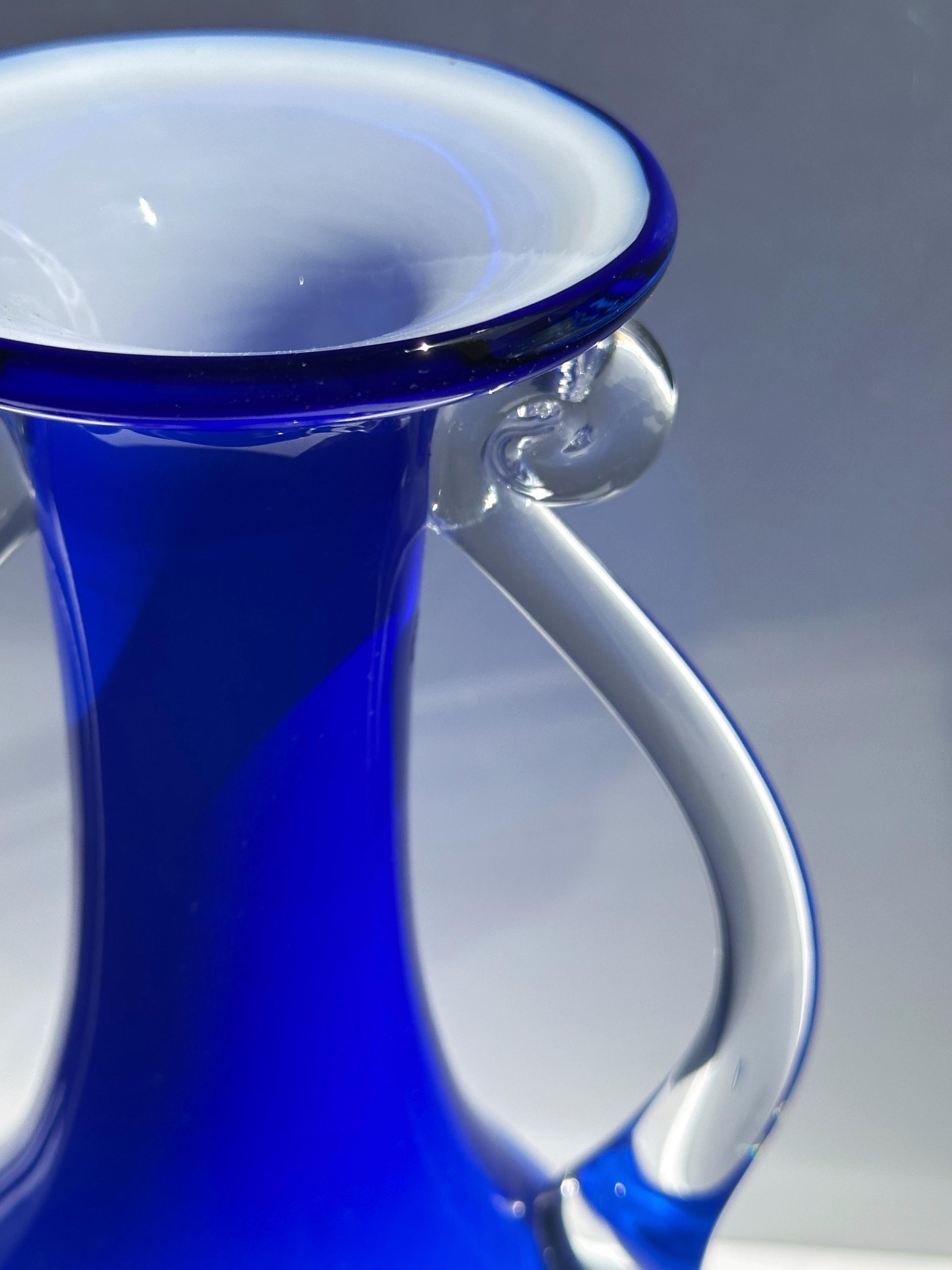 Vintage Henkelvase in Kobaltblau mit weißem Opalglas