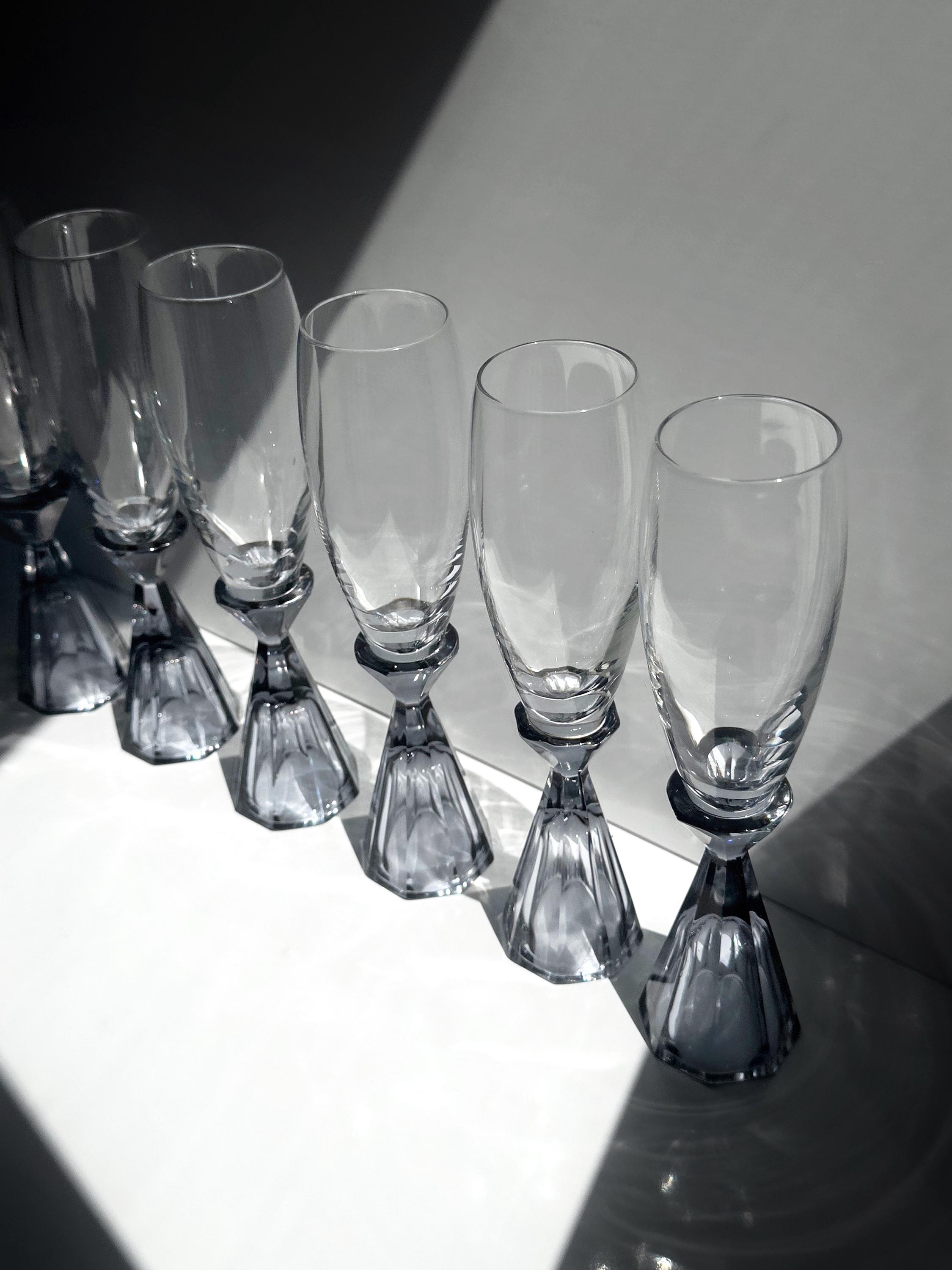 10 Vintage Kristall-Sektgläser mit violettem Stiel