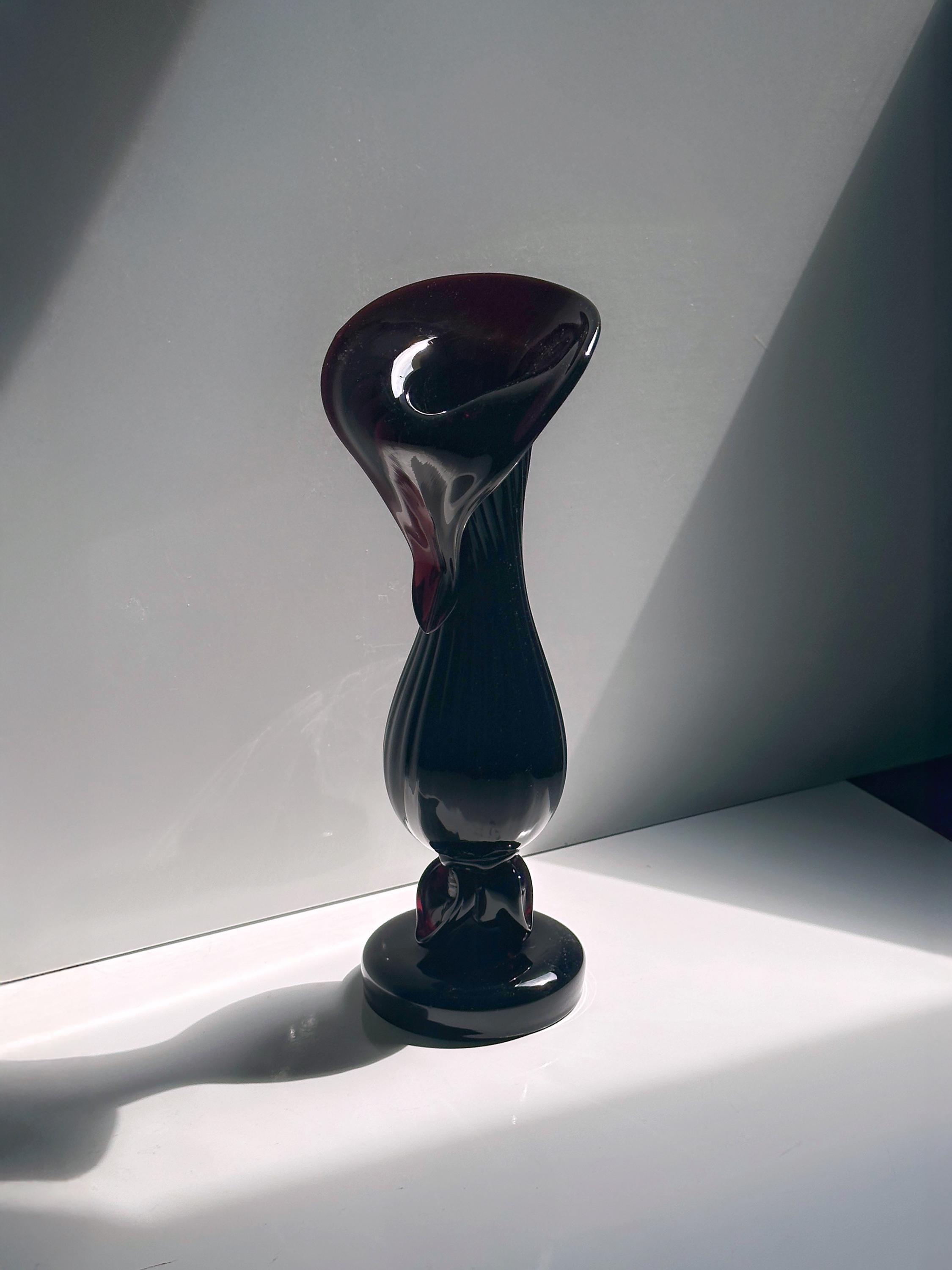 Böhmische Jugendstil Glasvase in dunklem Bordeauxrot