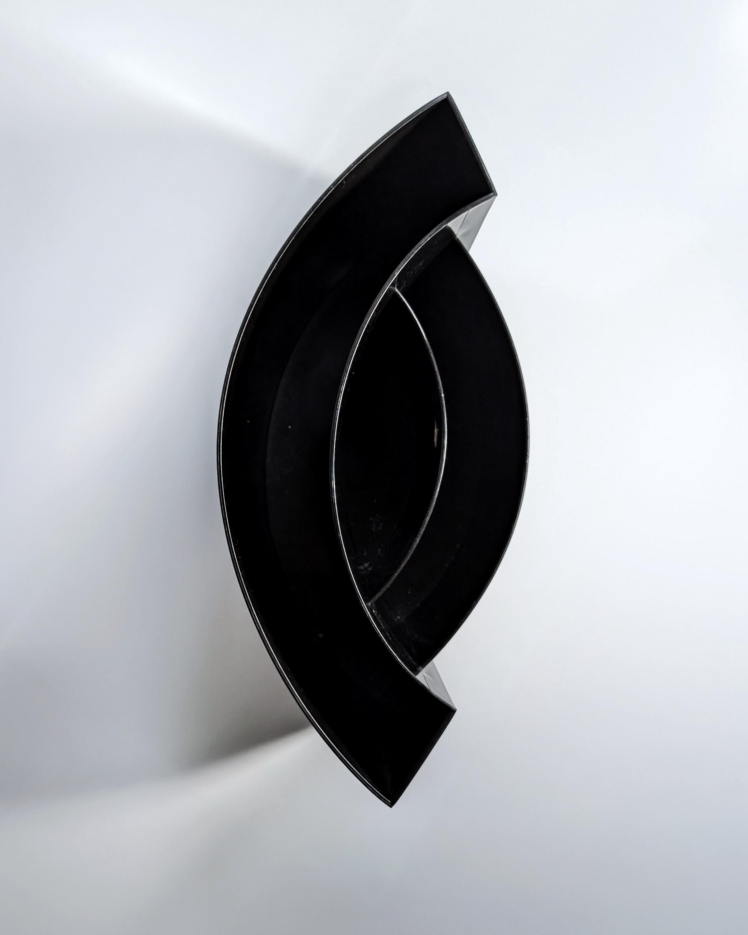 Authentics „Wave“ Magazinhalter von Maier-Aichen