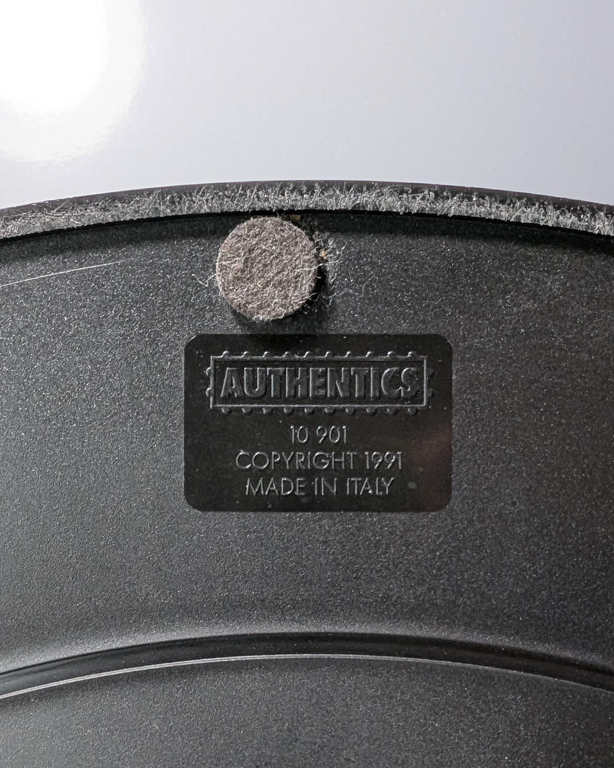 Authentics „Wave“ Magazinhalter von Maier-Aichen