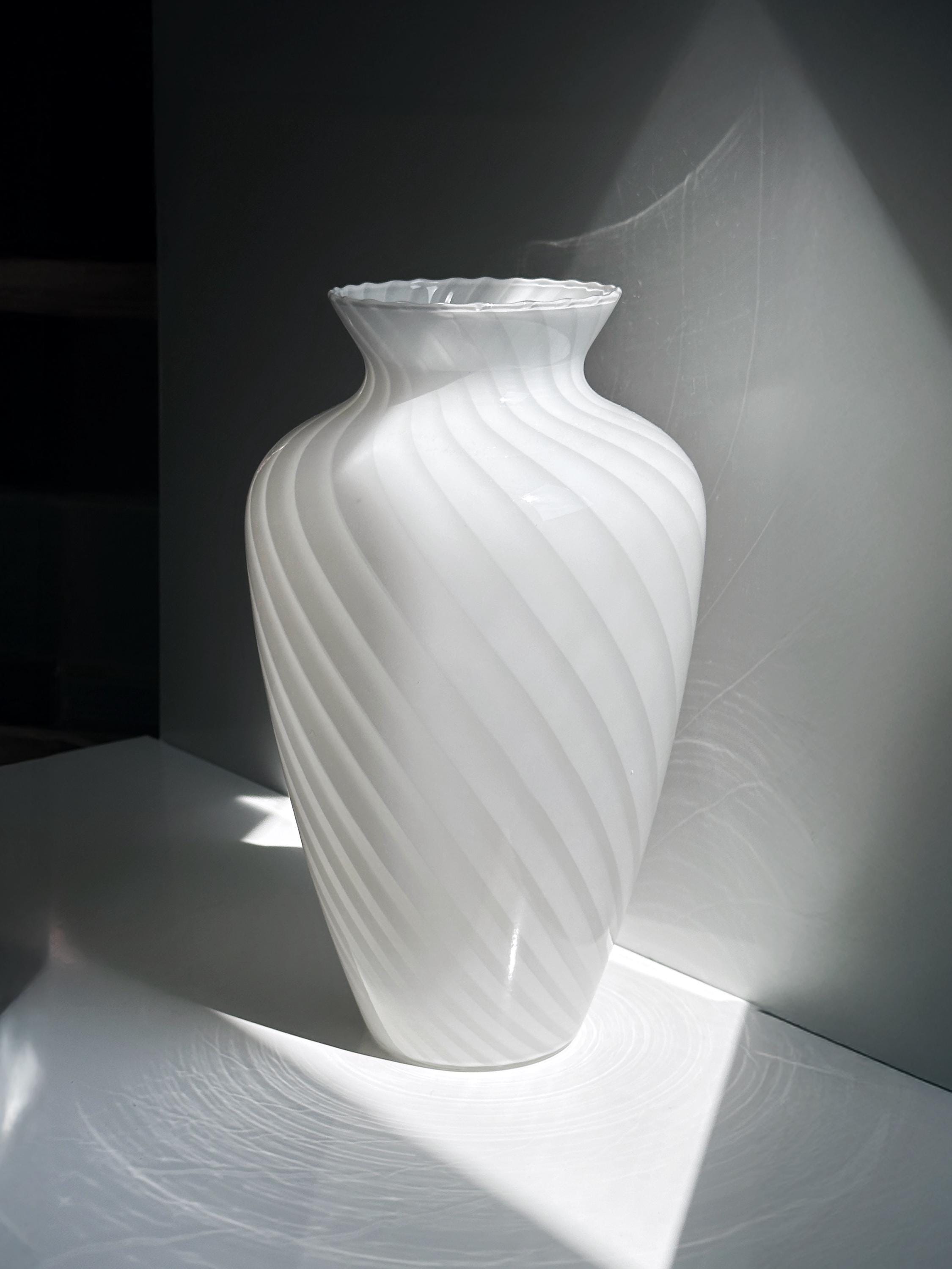 Große Murano Swirl Glasvase in Weiß und Rosa, Italien 1950er