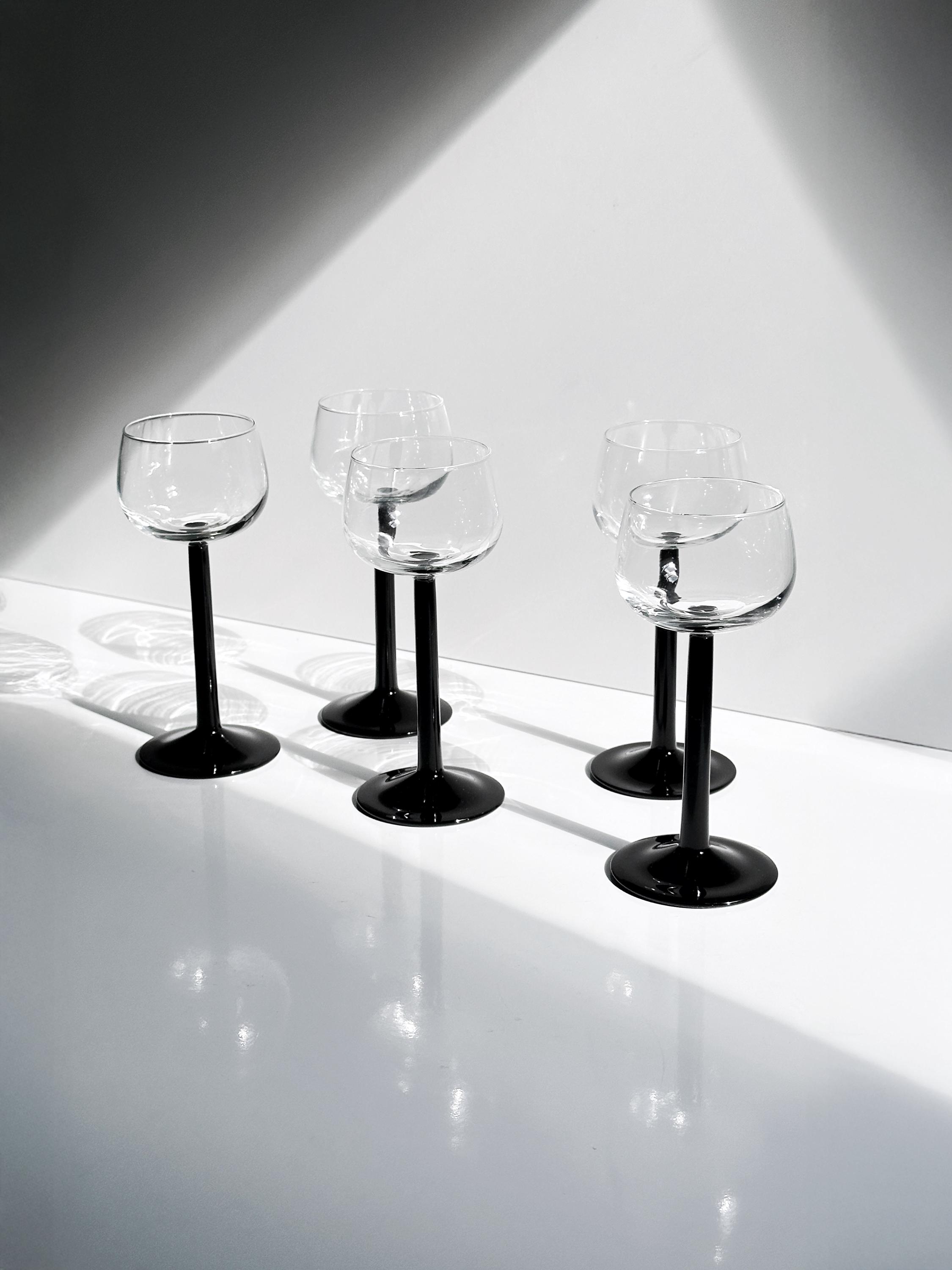 5 Luminarc Domino Weingläser mit schwarzem Stiel