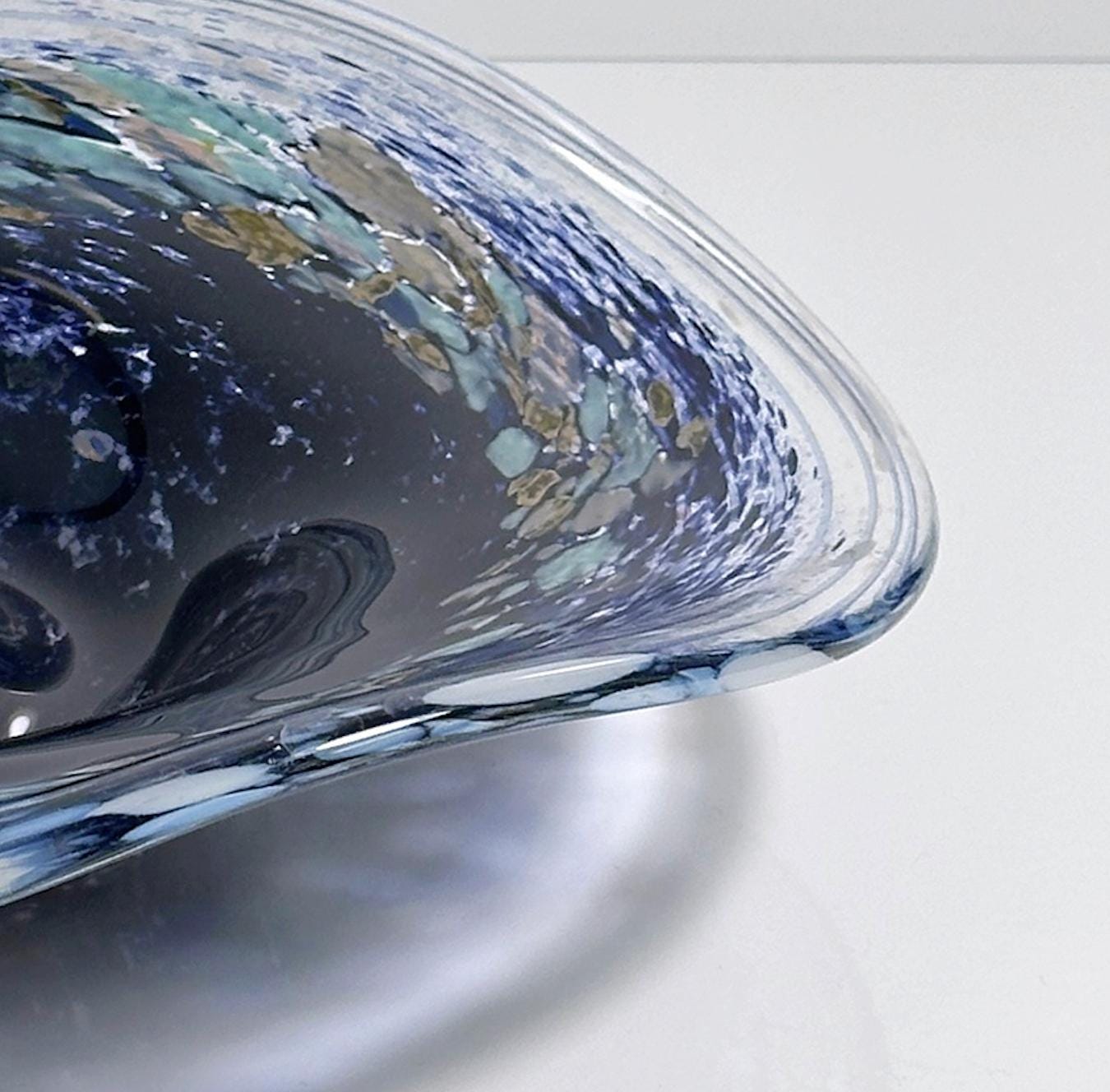 Vintage böhmische Glasschale mit blauem Swirl, 1980er