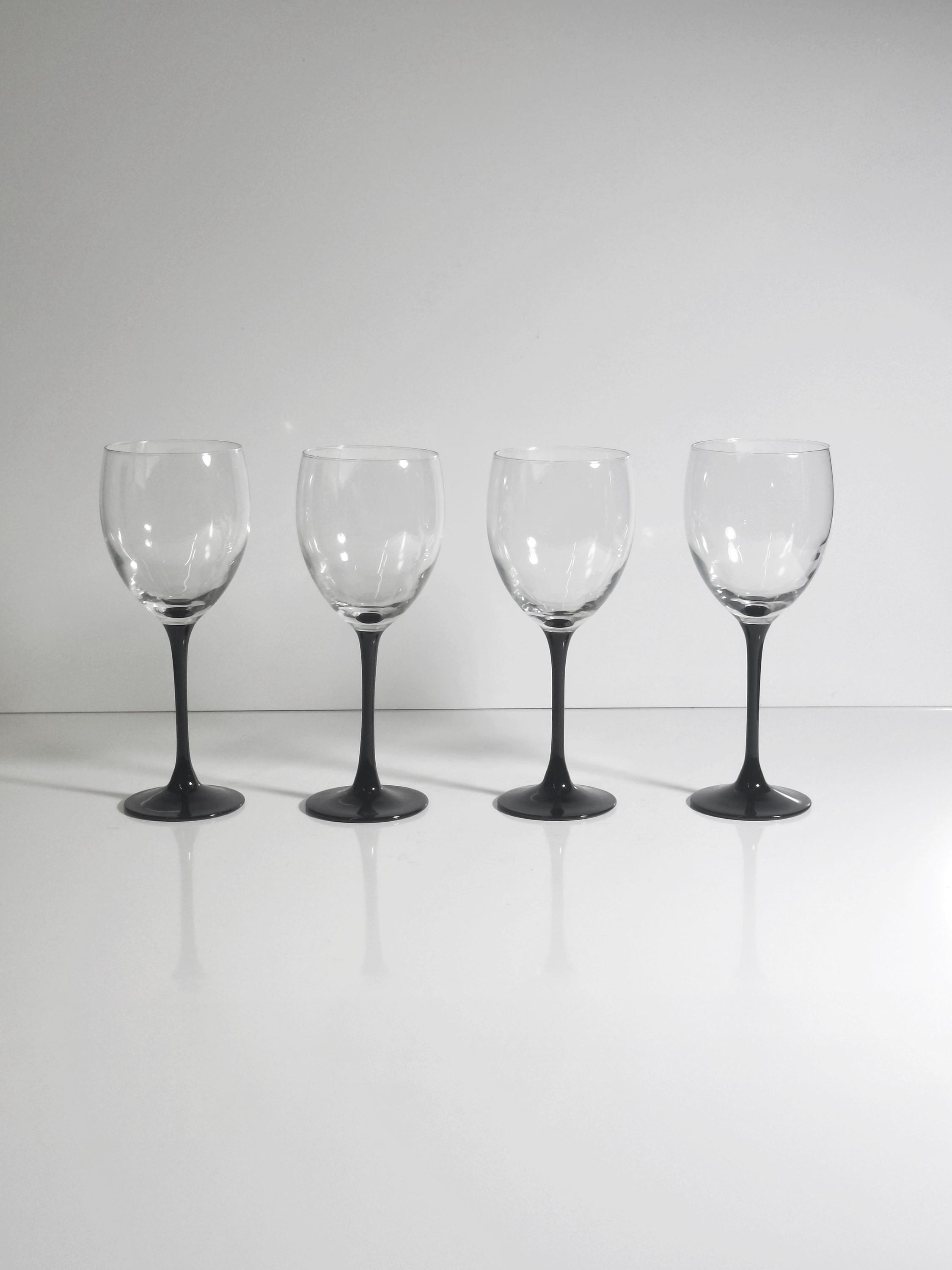 4 Luminarc Weingläser mit schwarzem Stiel, Postmodern 1980er