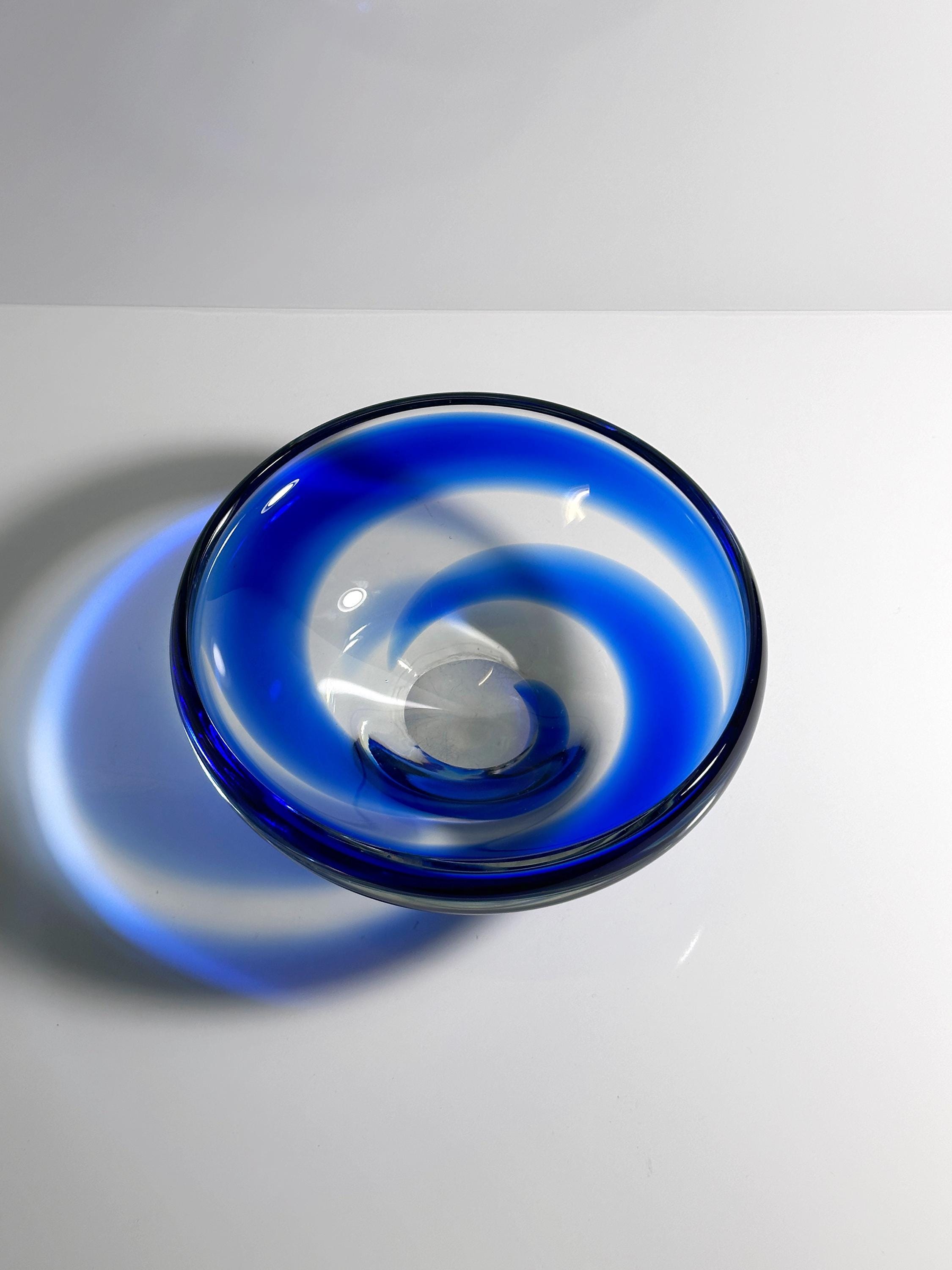 Vintage böhmische Glasschale in Kobaltblau mit Swirl