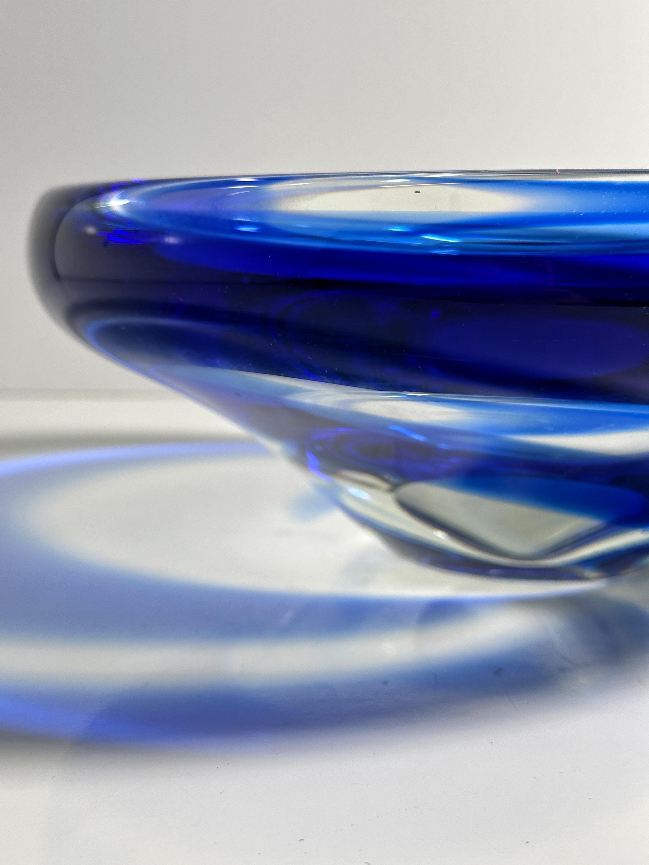 Vintage böhmische Glasschale in Kobaltblau mit Swirl