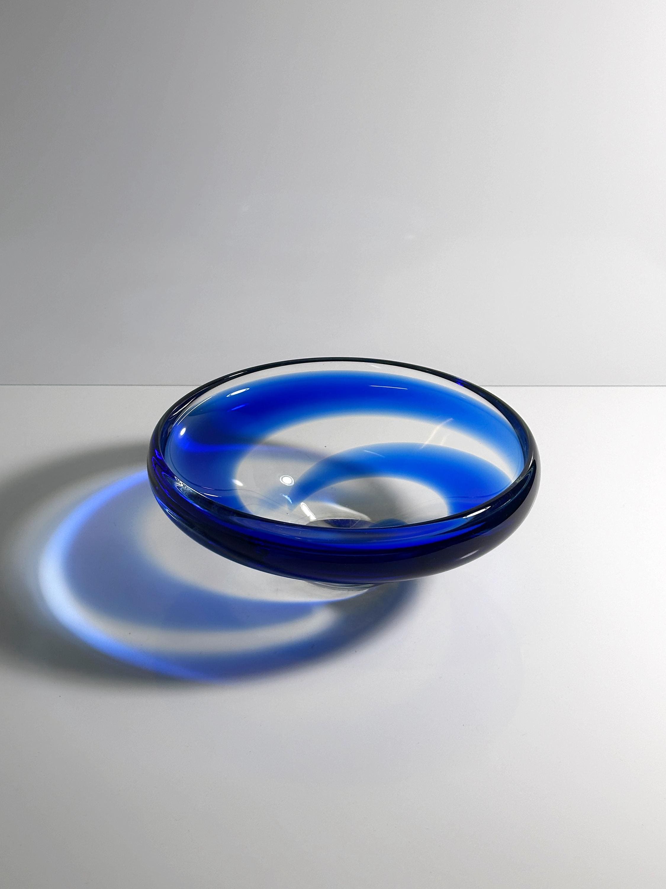 Vintage böhmische Glasschale in Kobaltblau mit Swirl