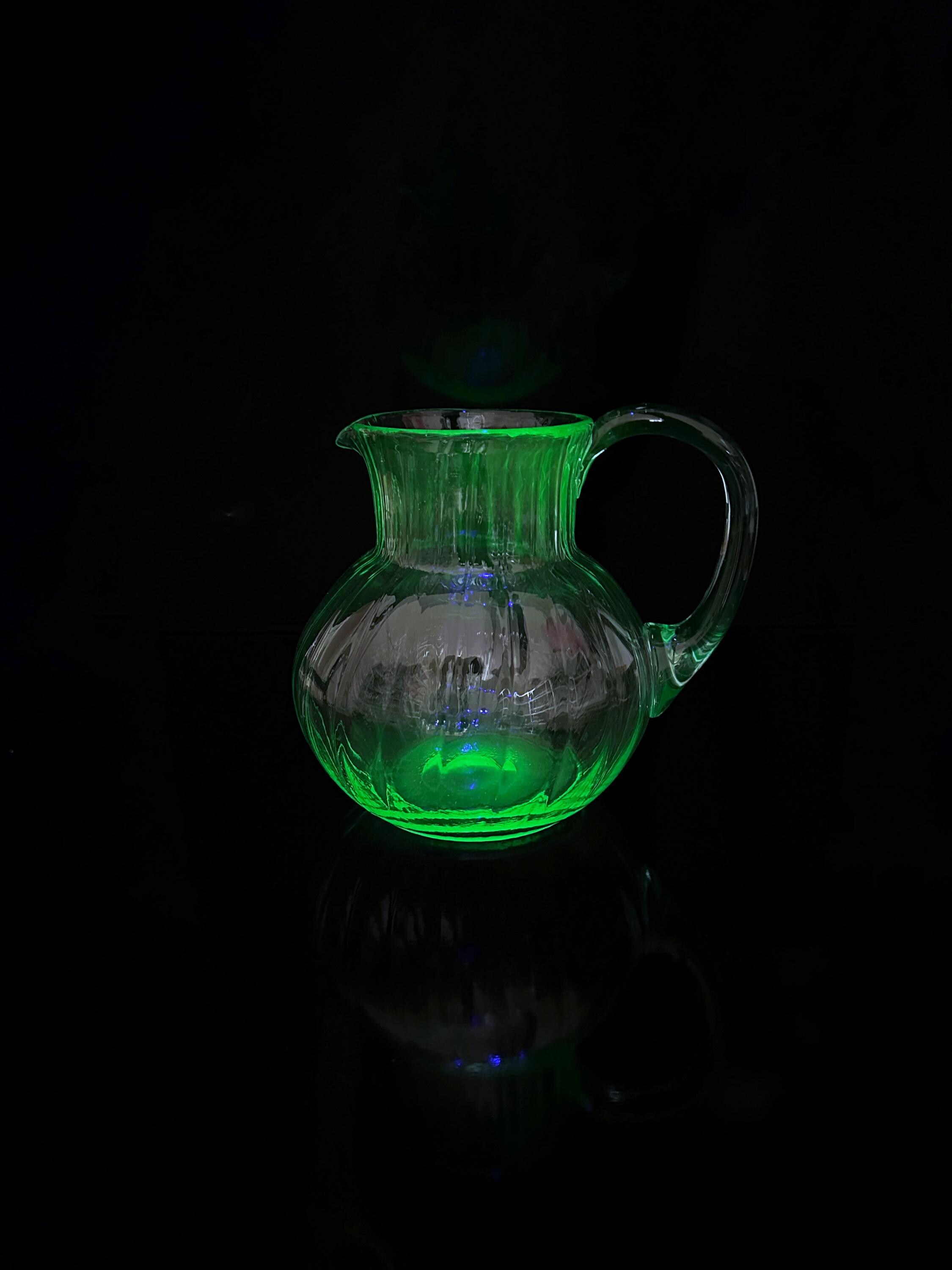 Vintage Glas-Karaffe in Mintgrün mit Swirl-Dekor