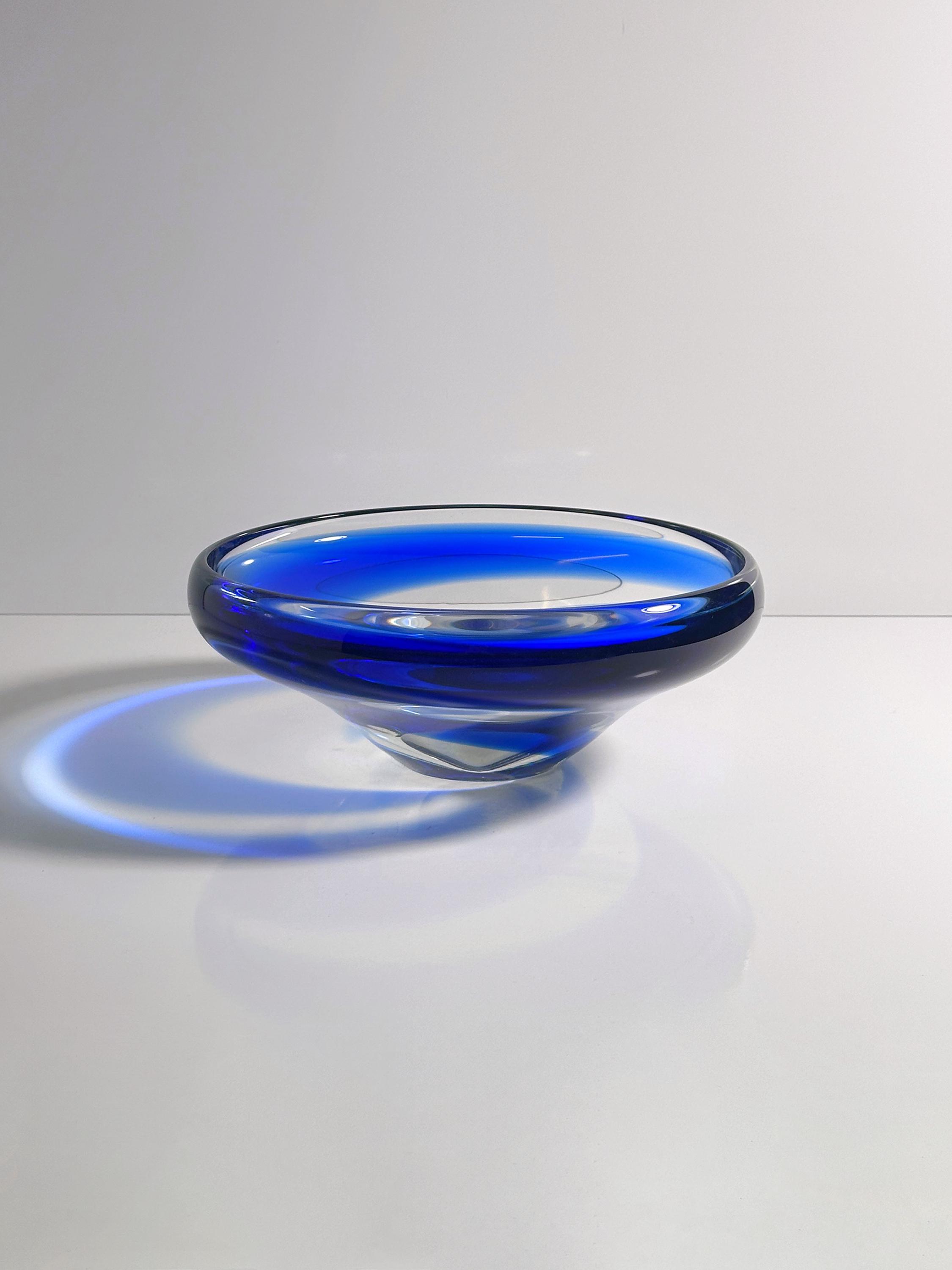 Vintage böhmische Glasschale in Kobaltblau mit Swirl