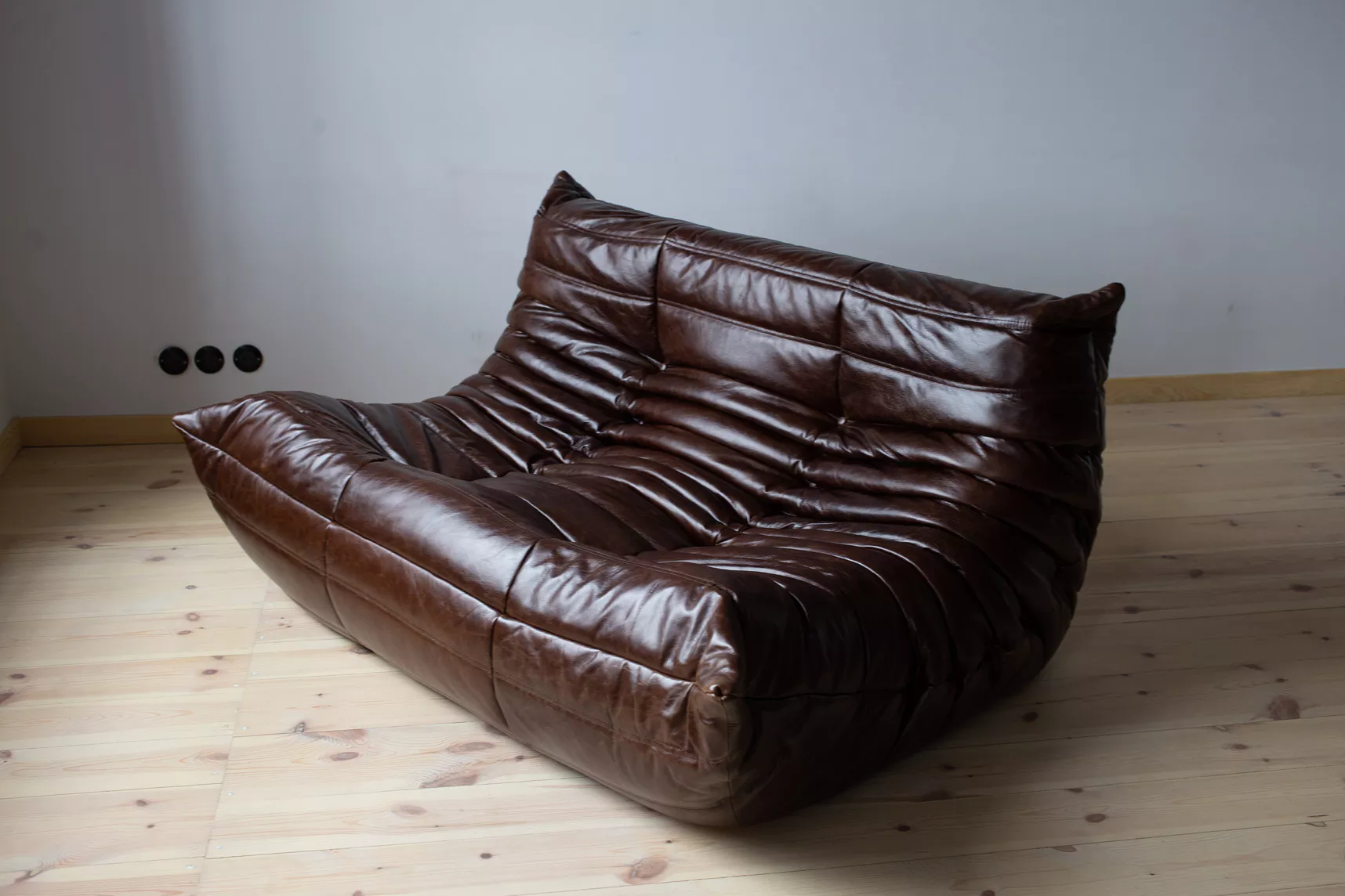 Togo Sofa 2-seater High-gloss leather Dark brown