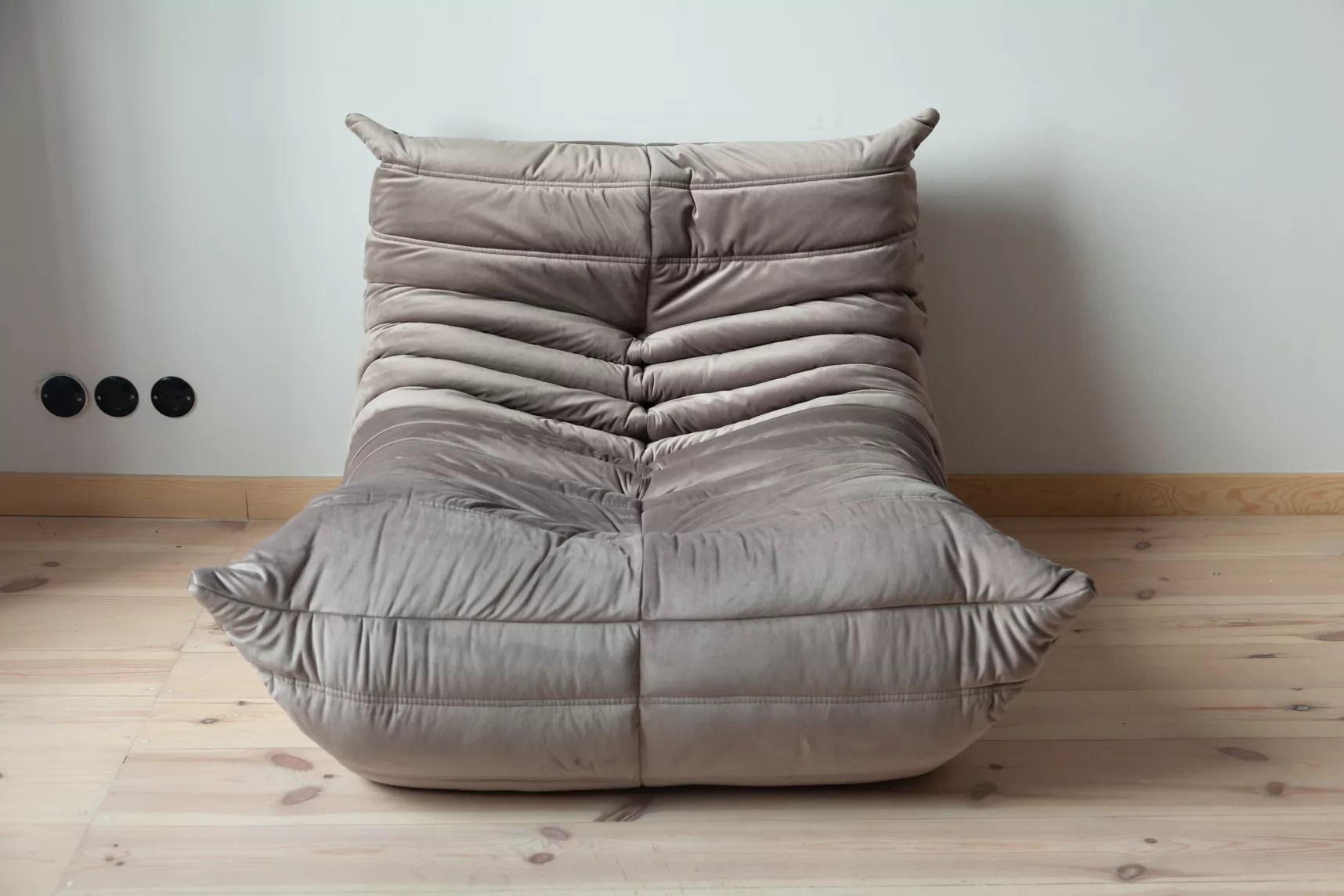Togo armchair velvet warm grey