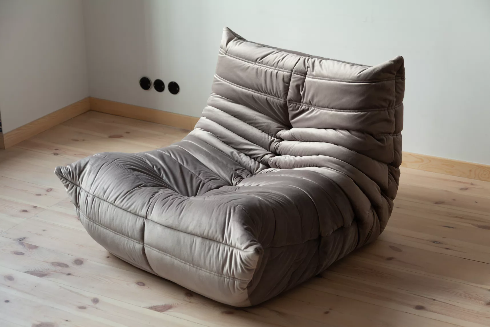 Togo armchair velvet warm grey