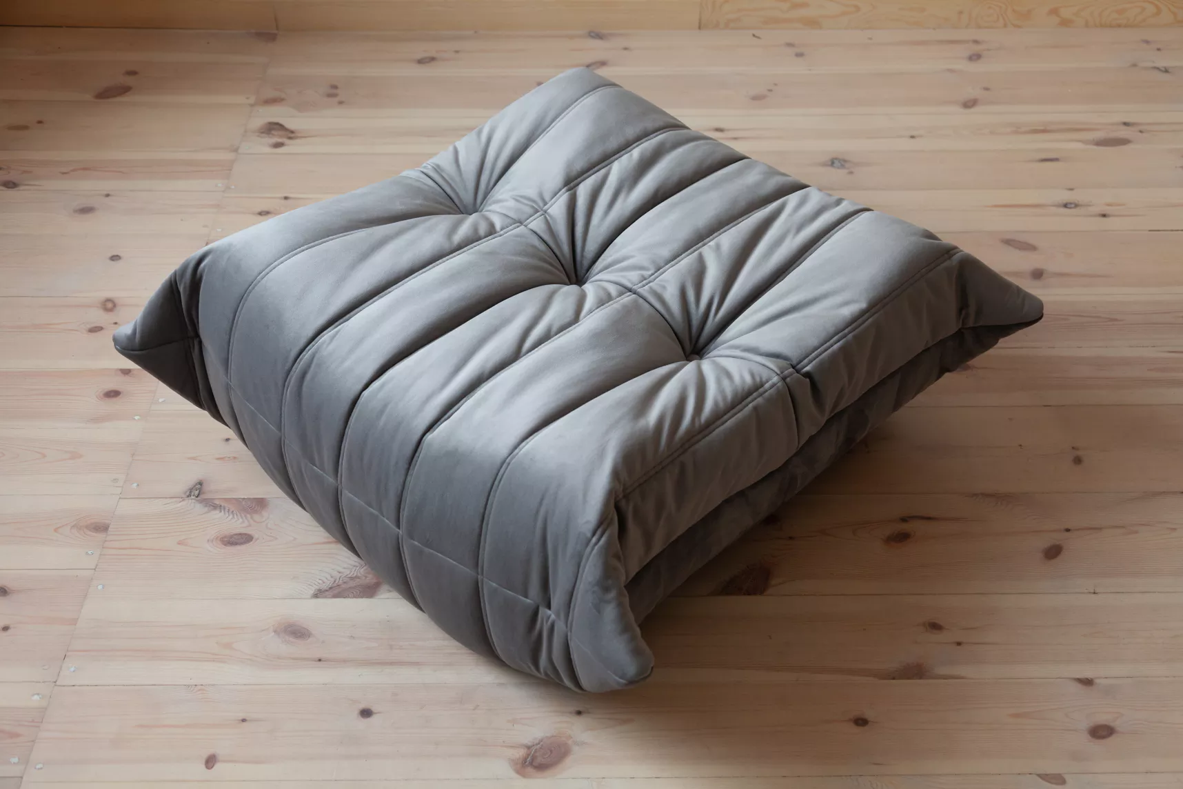 Togo Ottoman Samt Grau