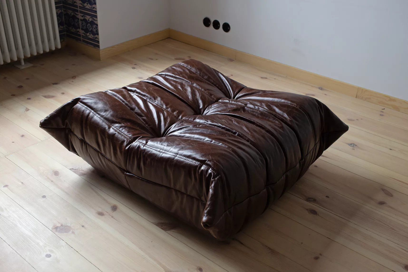 Togo Ottoman High-gloss leather Dark brown