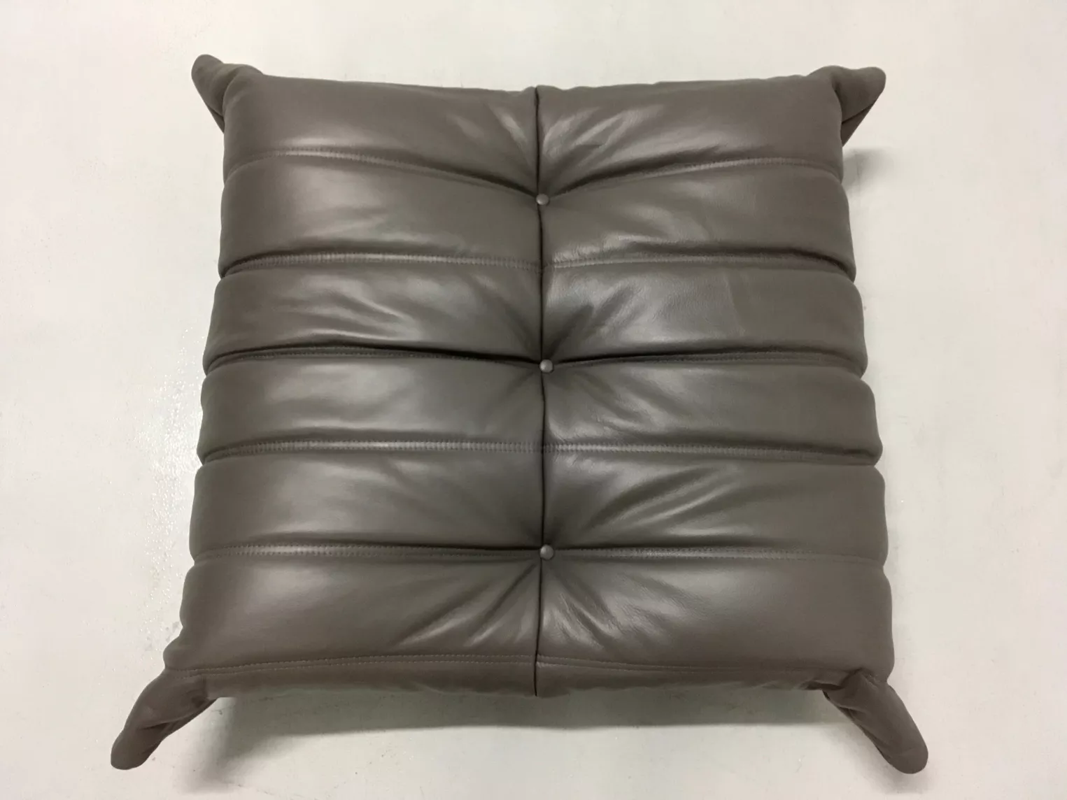 Togo Ottoman Leder Grau