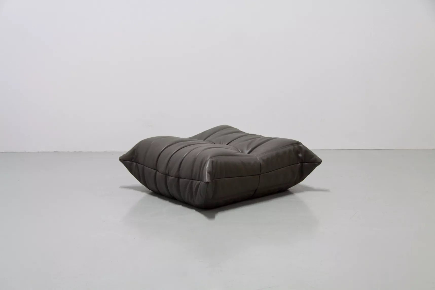 Togo Ottoman Leder Grau
