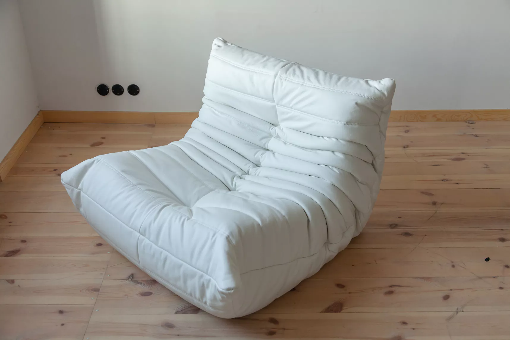 Togo armchair and ottoman set Madras leather White