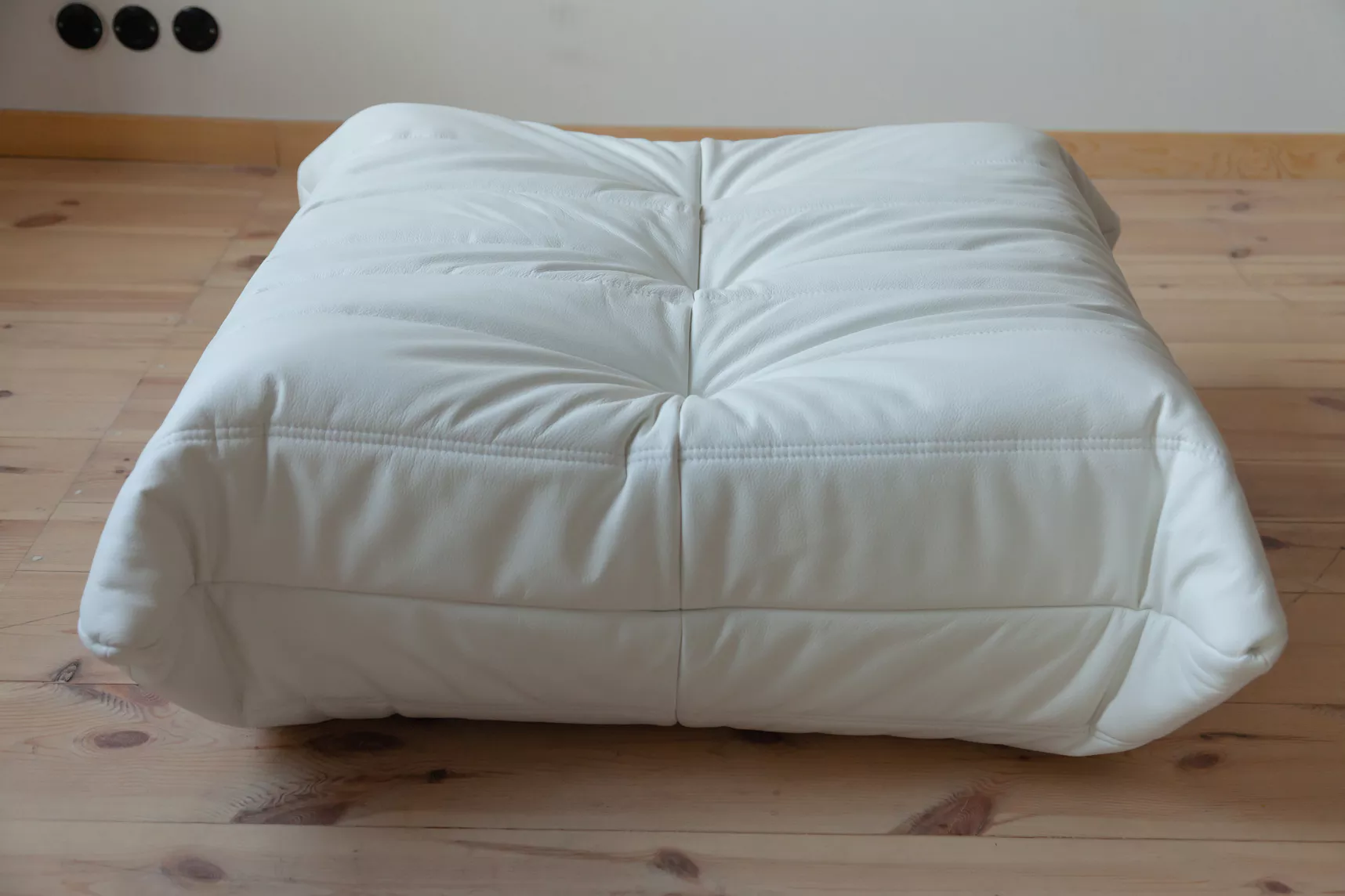 Togo armchair and ottoman set Madras leather White