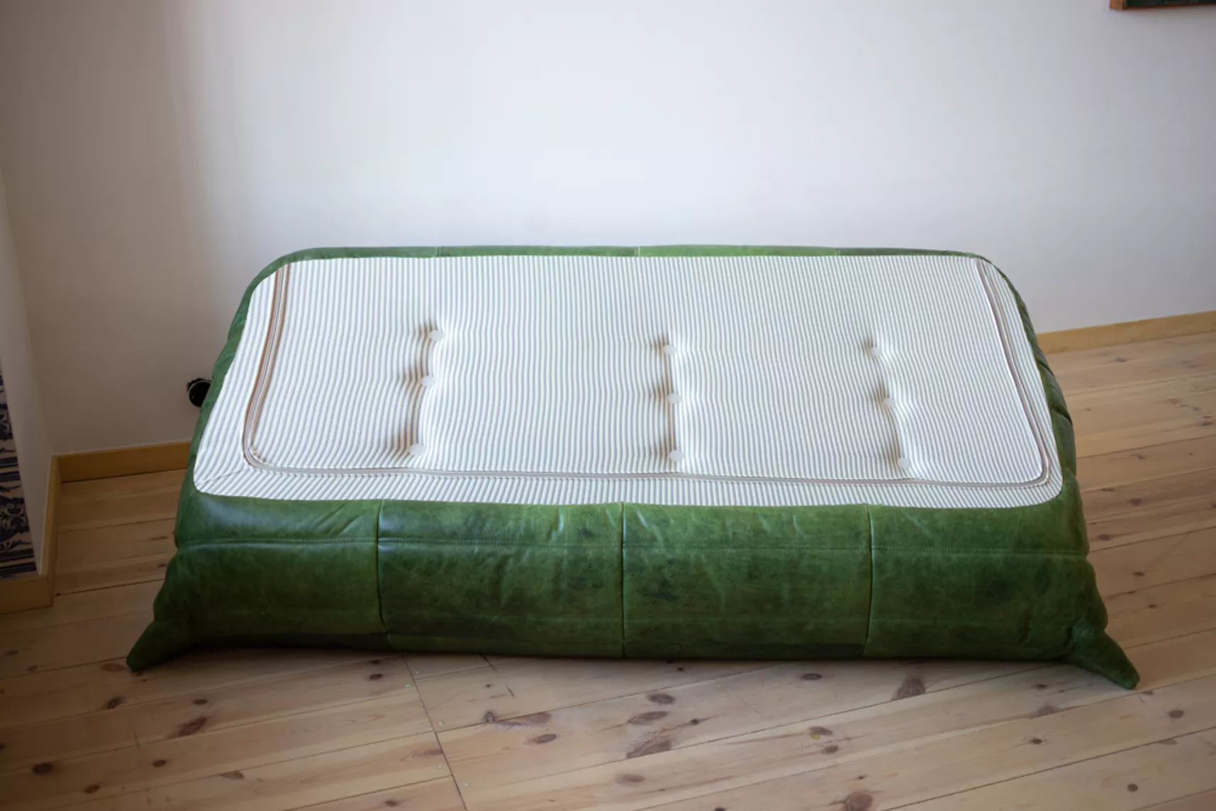 Togo Sofa 3-Seater Pull-Up Leather Green