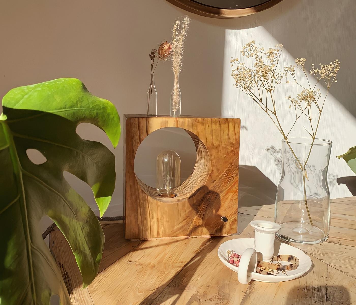 Tischlampe aus Recycling-Holz