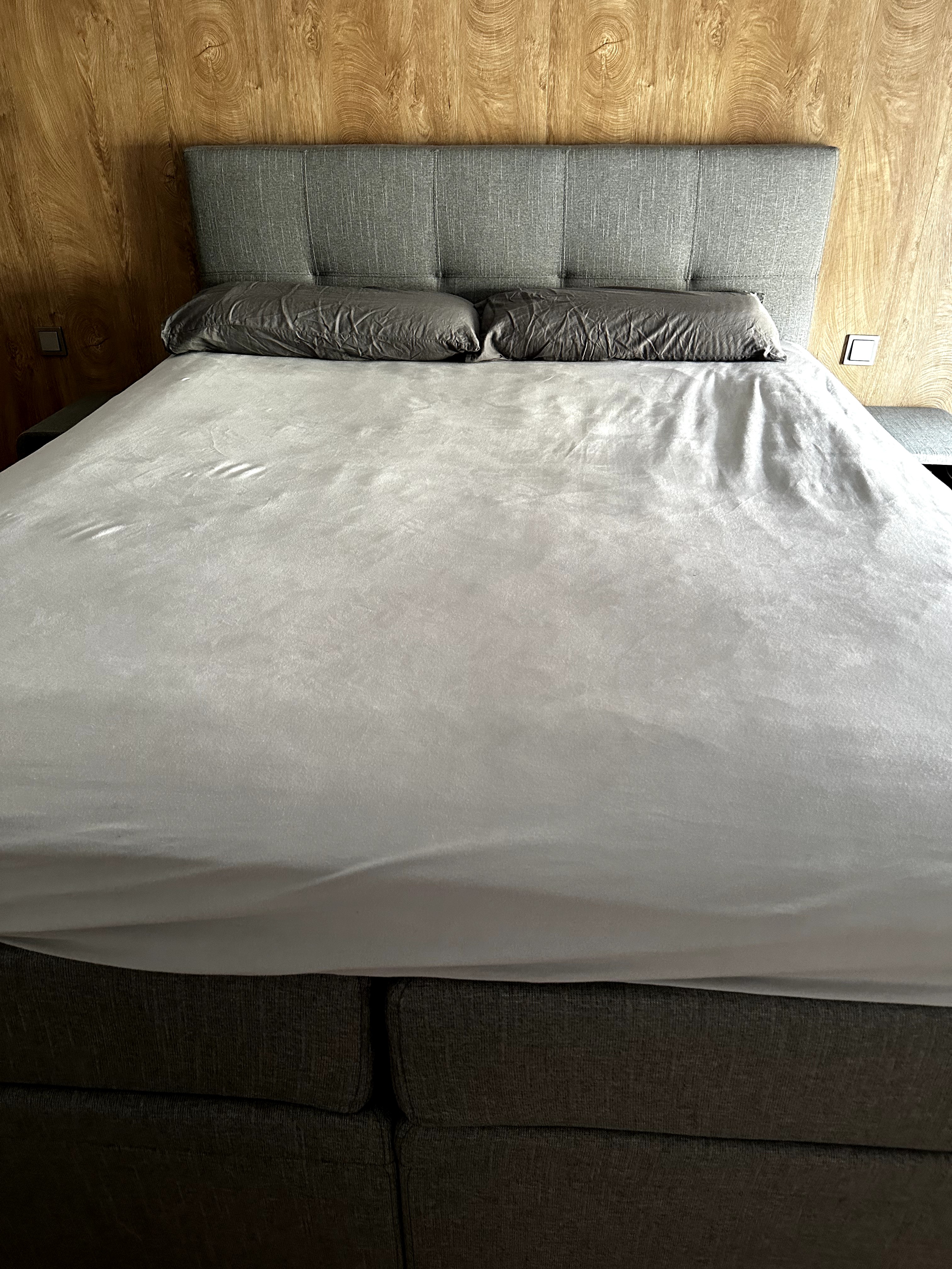 Boxspringbett mit Nachttischen Textil Grau