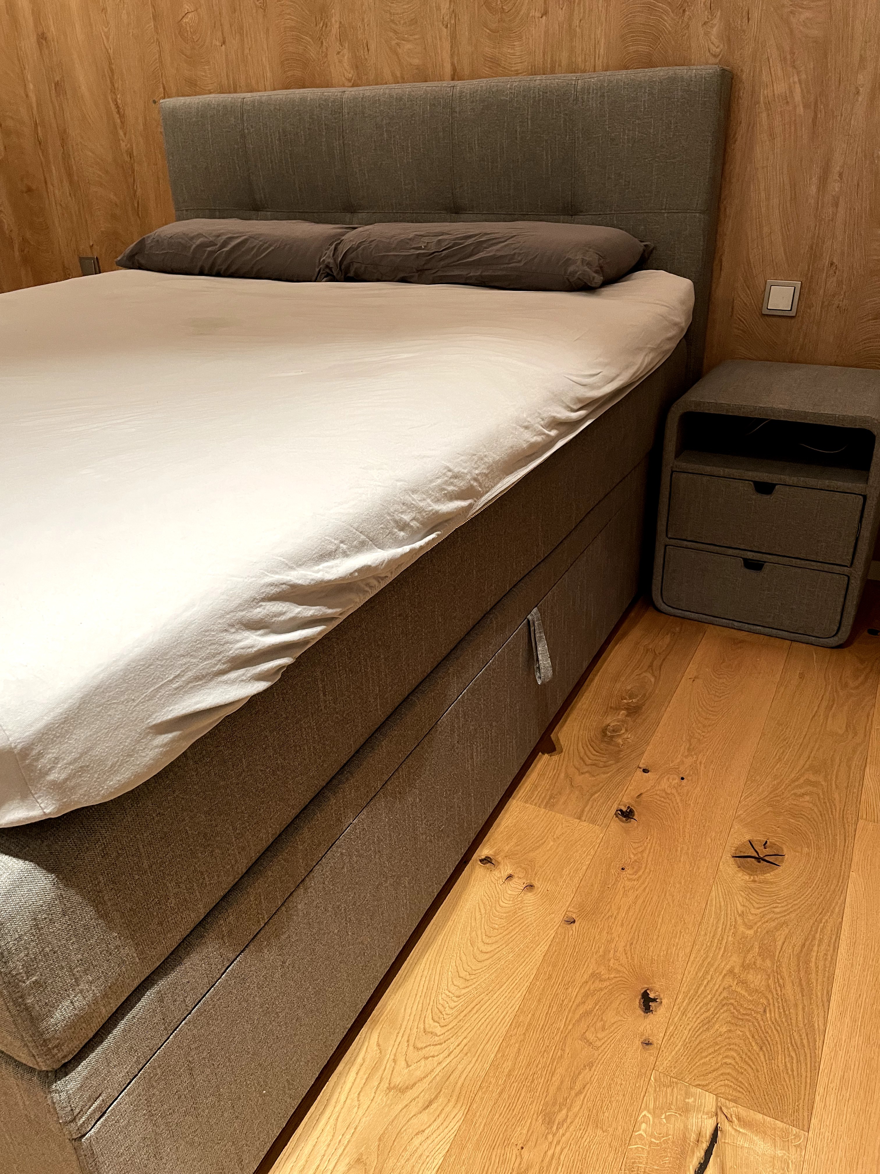 Boxspringbett mit Nachttischen Textil Grau