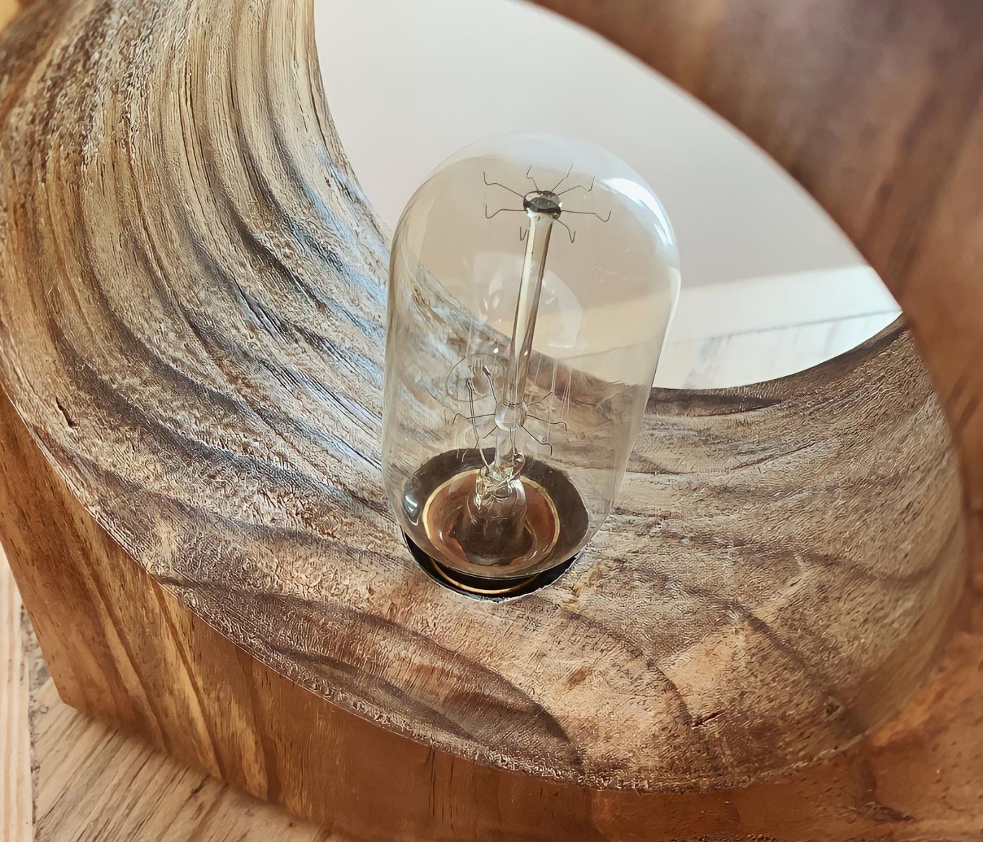 Tischlampe aus Recycling-Holz