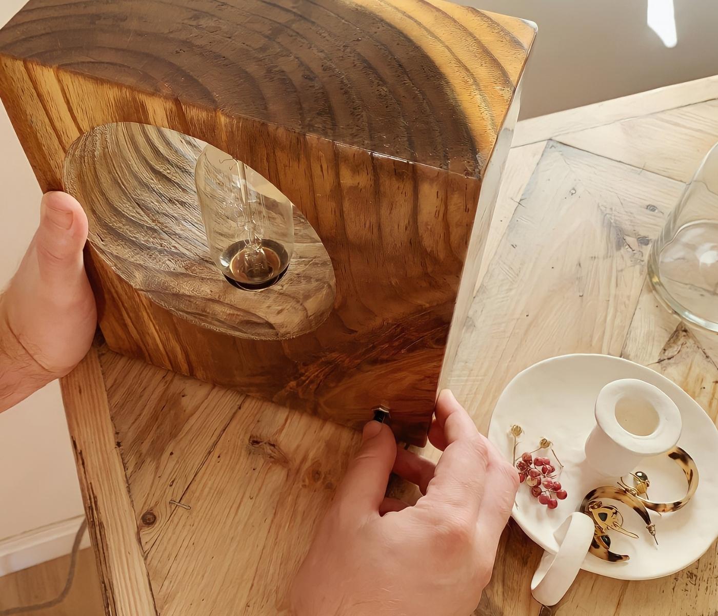 Tischlampe aus Recycling-Holz