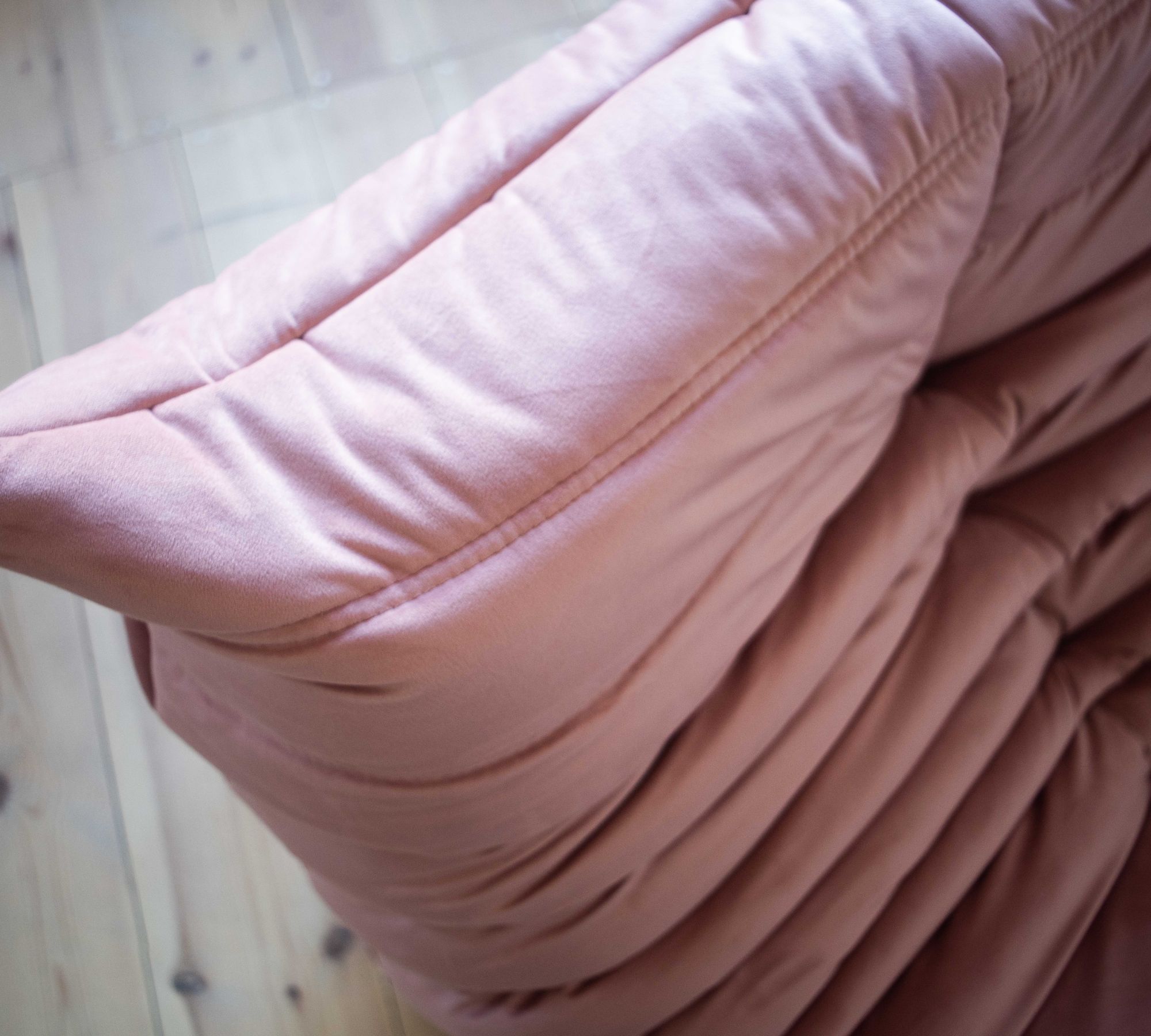 Togo armchair velvet pearl pink