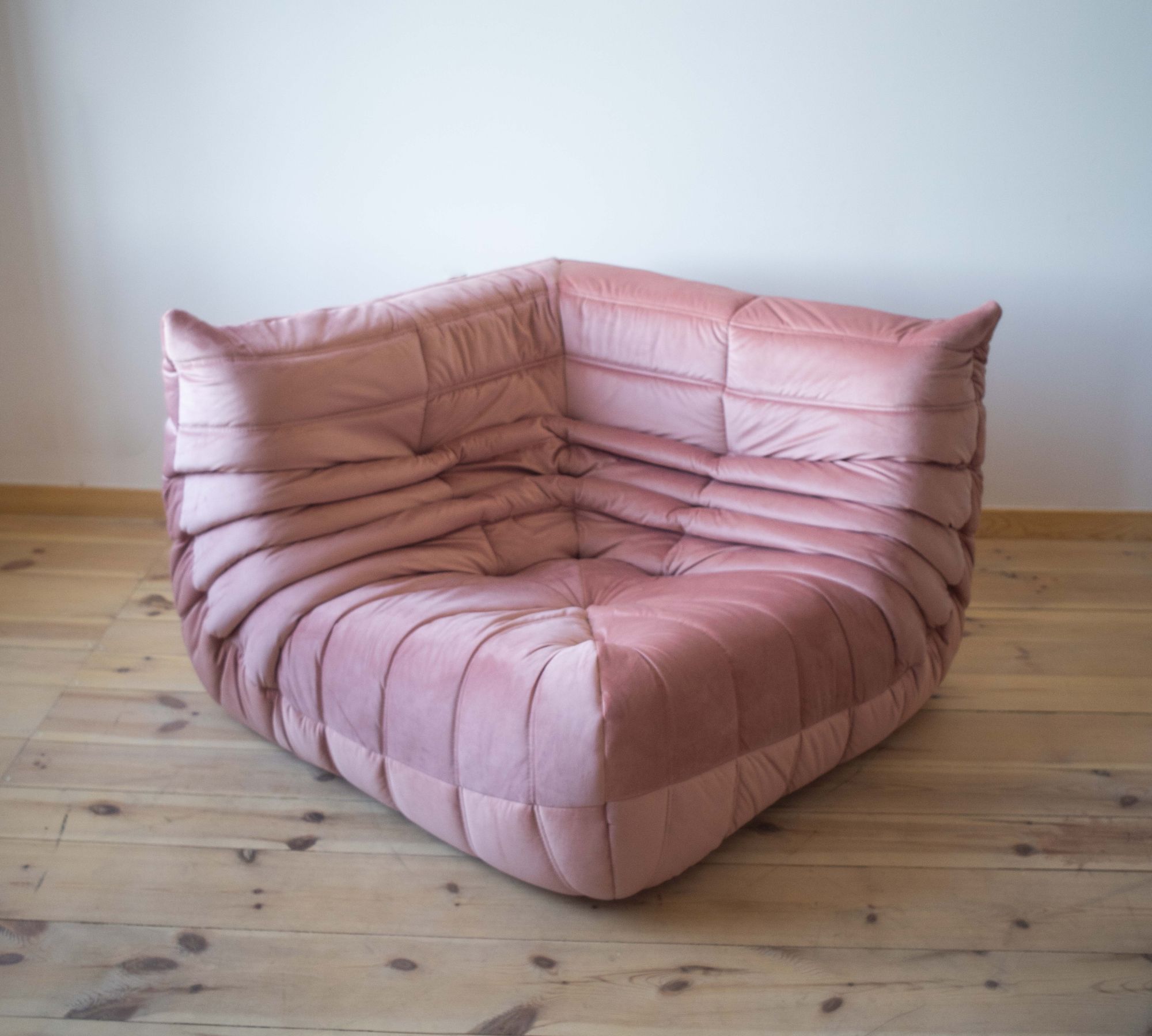 Togo Divano angolare velluto rosa perla