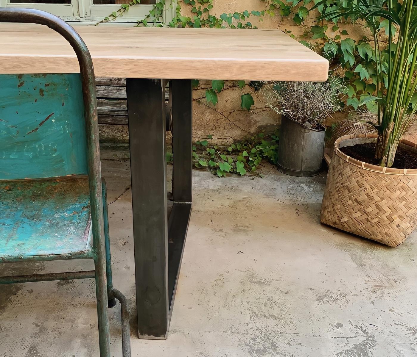 Robuster Eichenholztisch mit Metallgestell 160cm