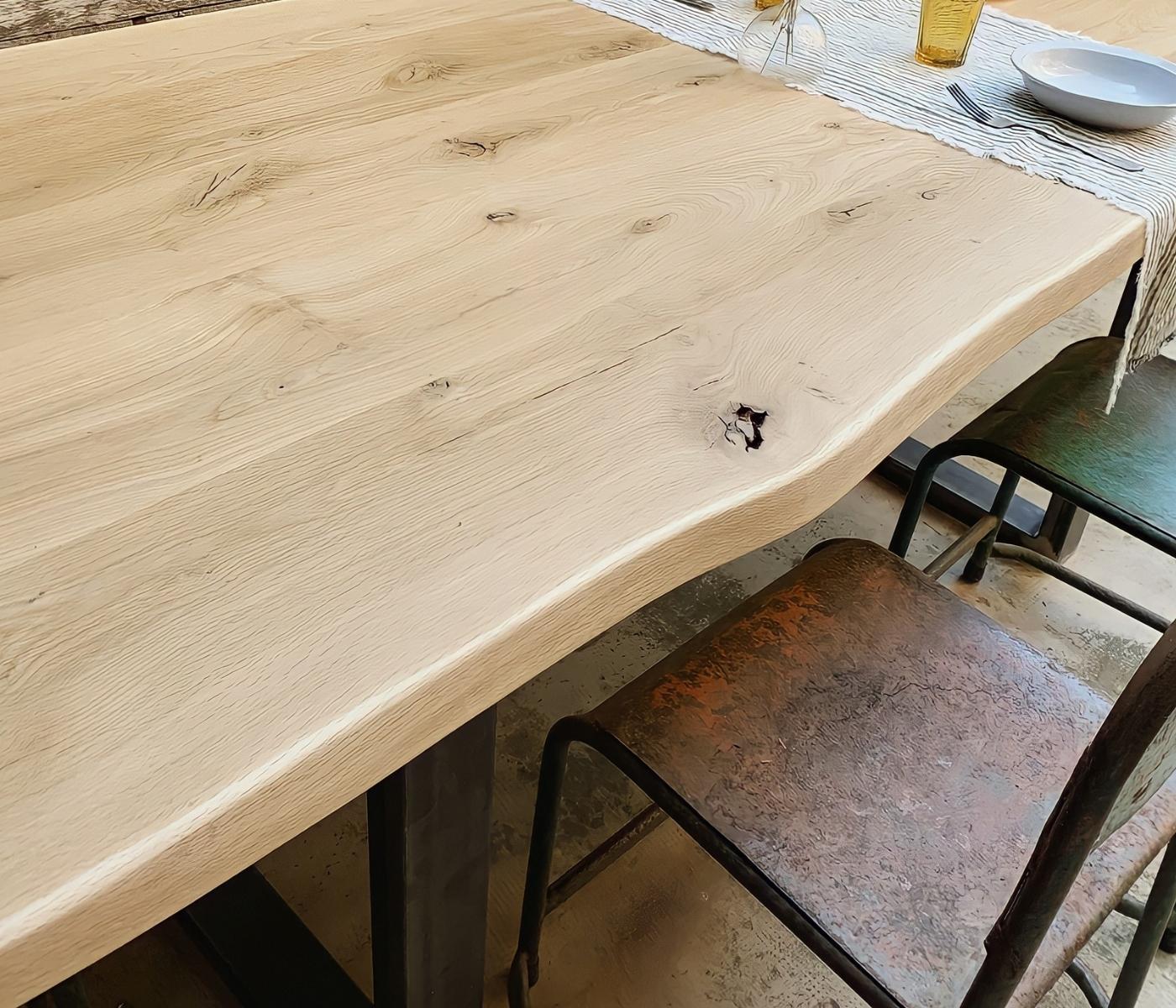 Robuster Eichenholztisch mit Metallgestell 160cm