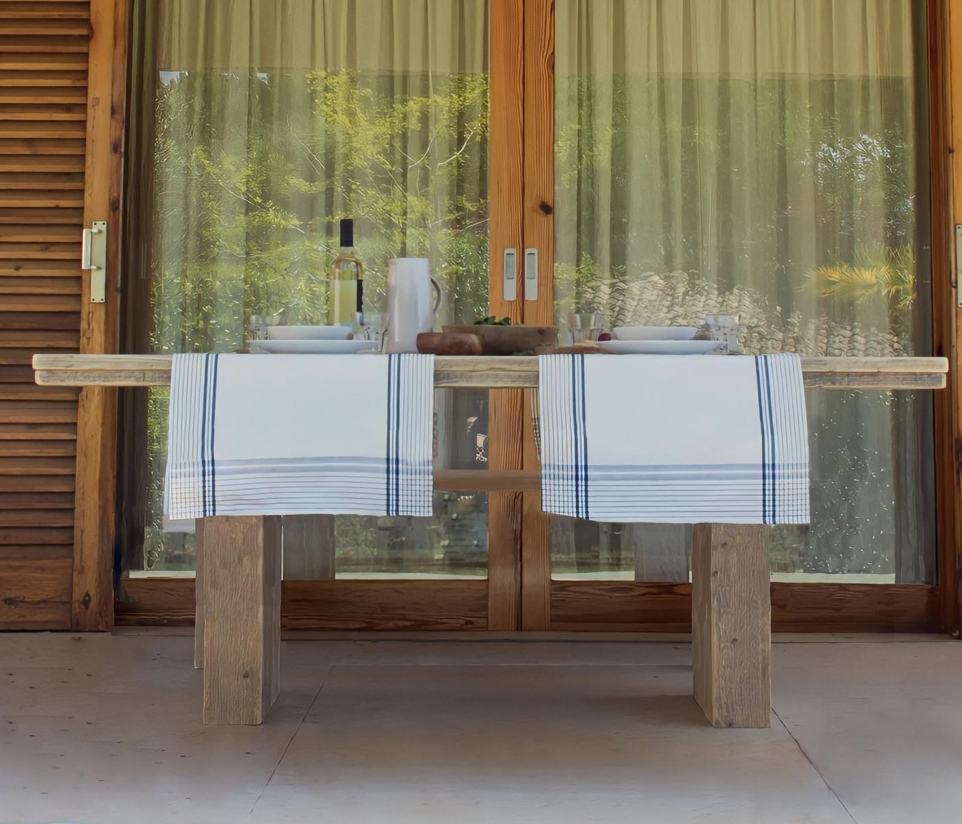 Outdoor-Tisch aus massiver Fichte