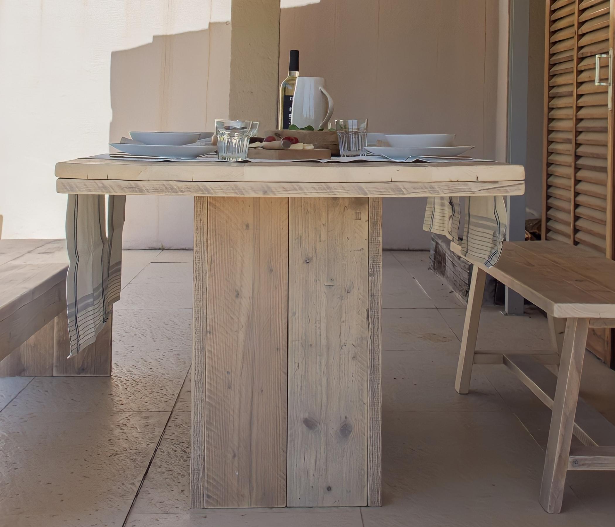 Outdoor-Tisch aus massiver Fichte