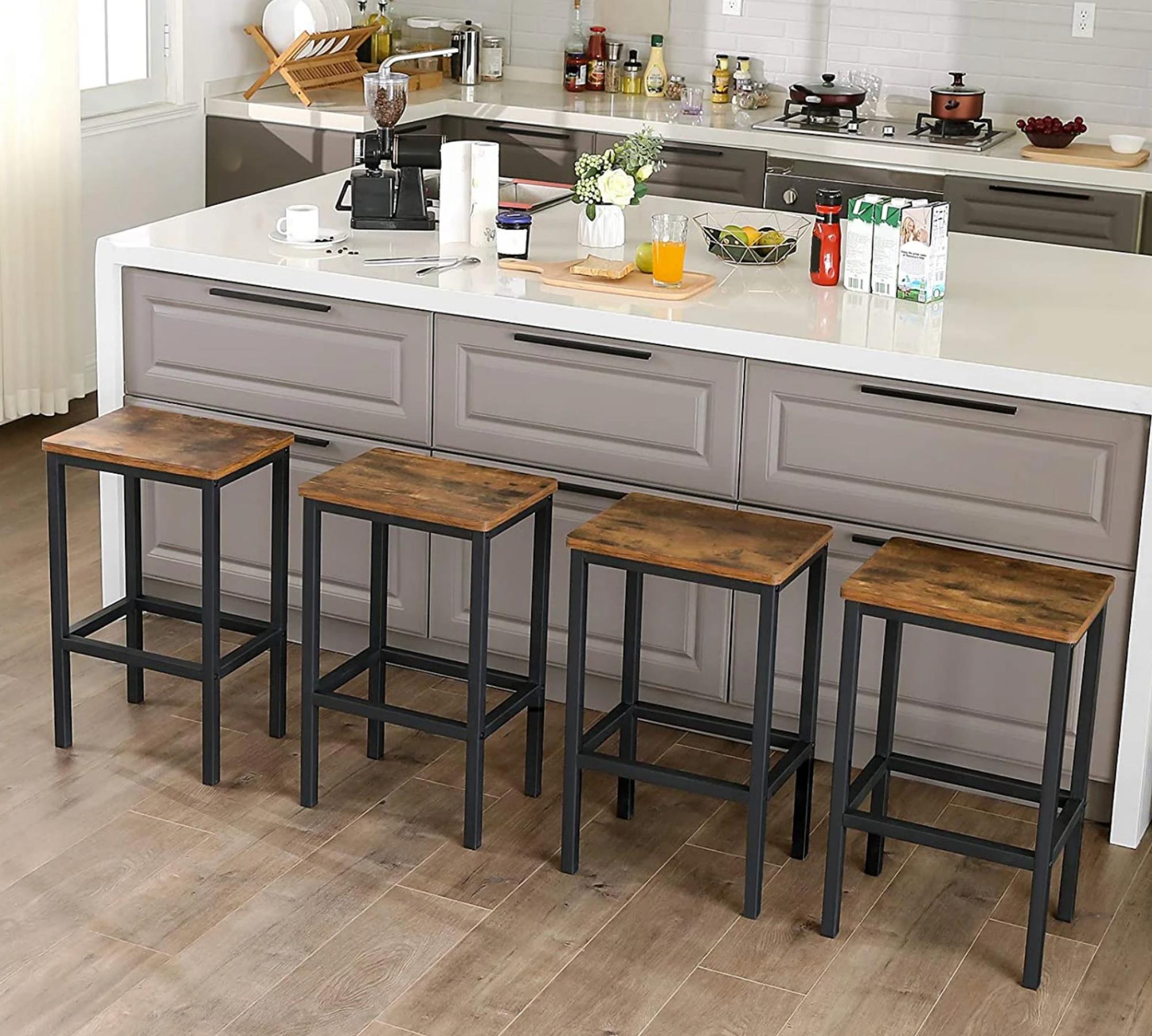 2x Bar stools in rustic look with black legs