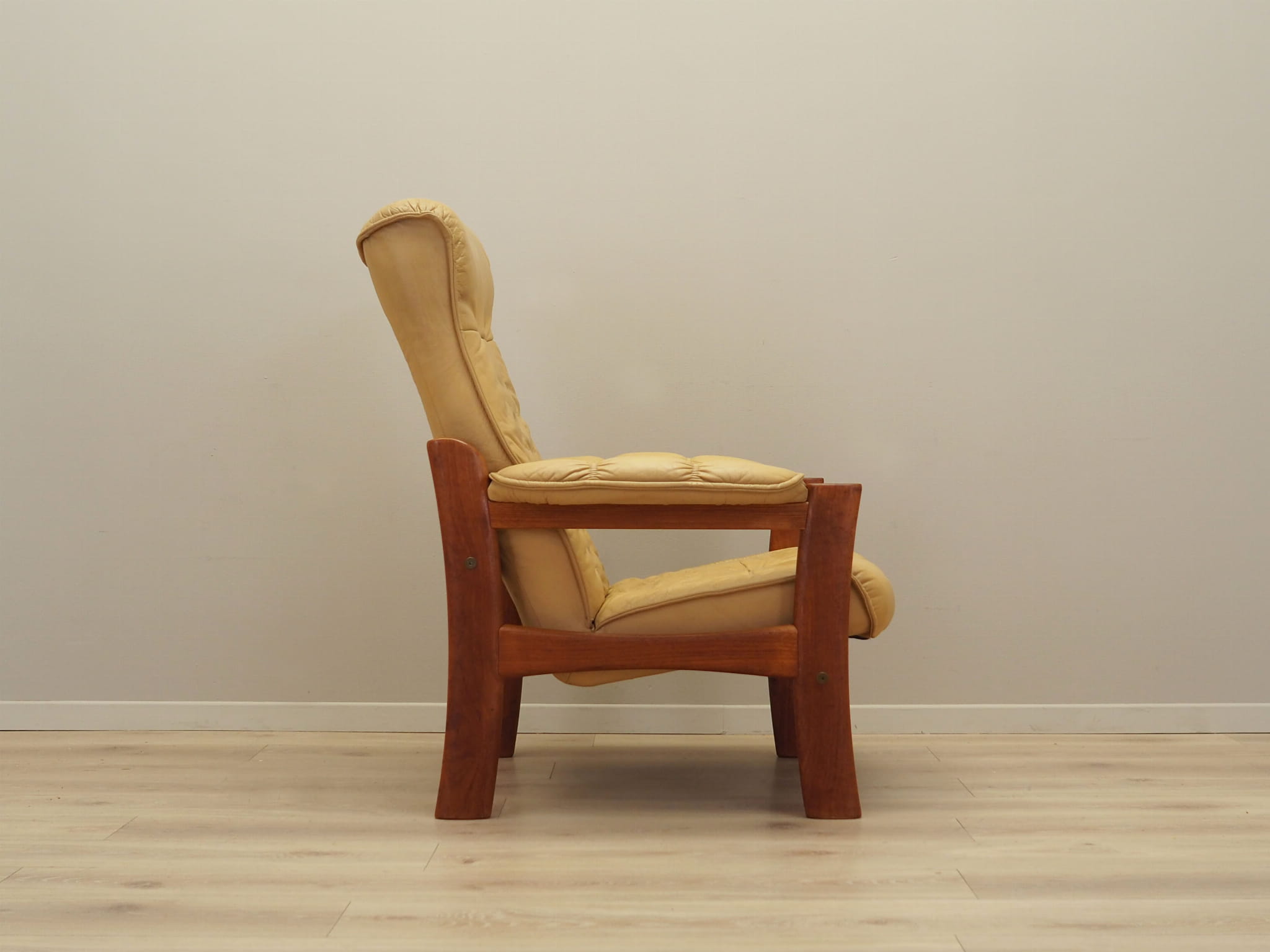 Poltrona in teak e pelle gialla, anni '60