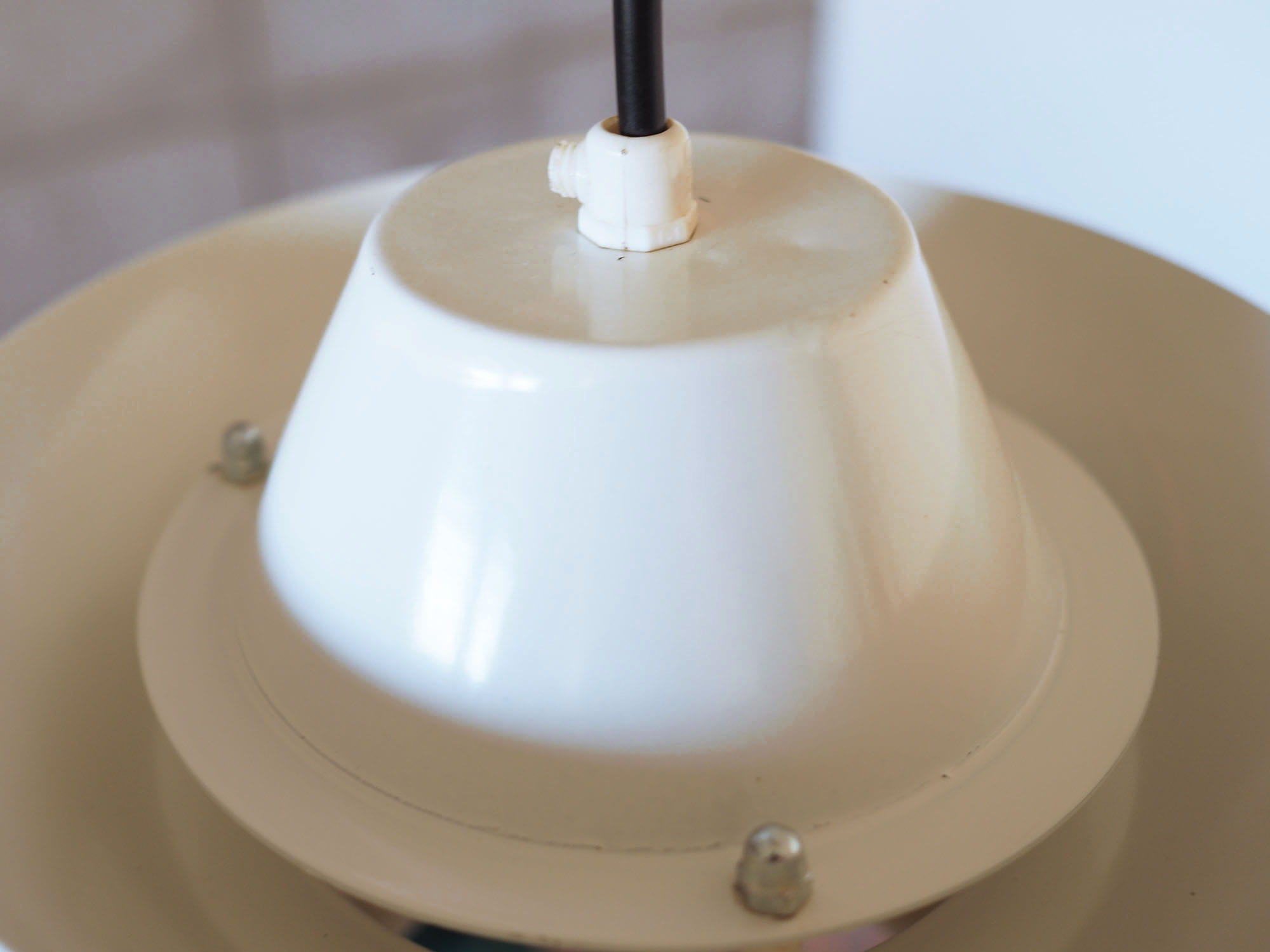 Lampada a sospensione vintage in metallo bianco anni '70