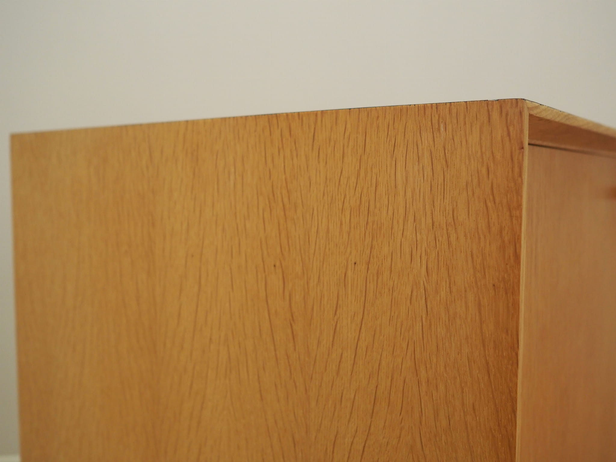 Armadio vintage in legno beige anni '70