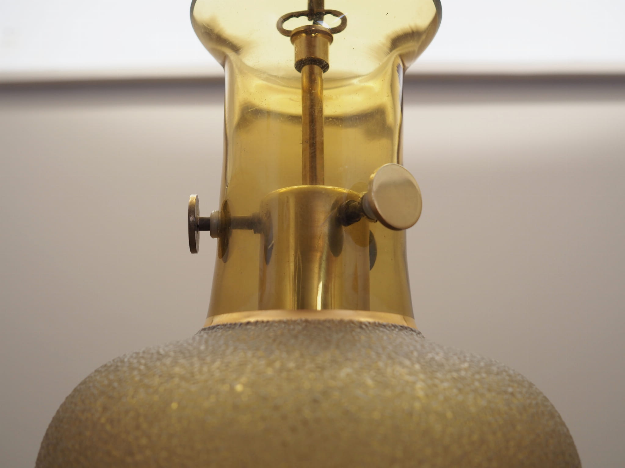 Lampada a sospensione vetro metallo oro anni '60