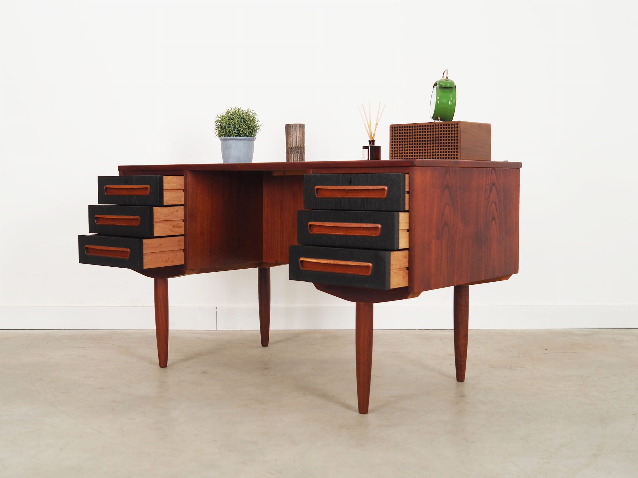 Vintage Schreibtisch Teakholz Braun 1970er Jahre